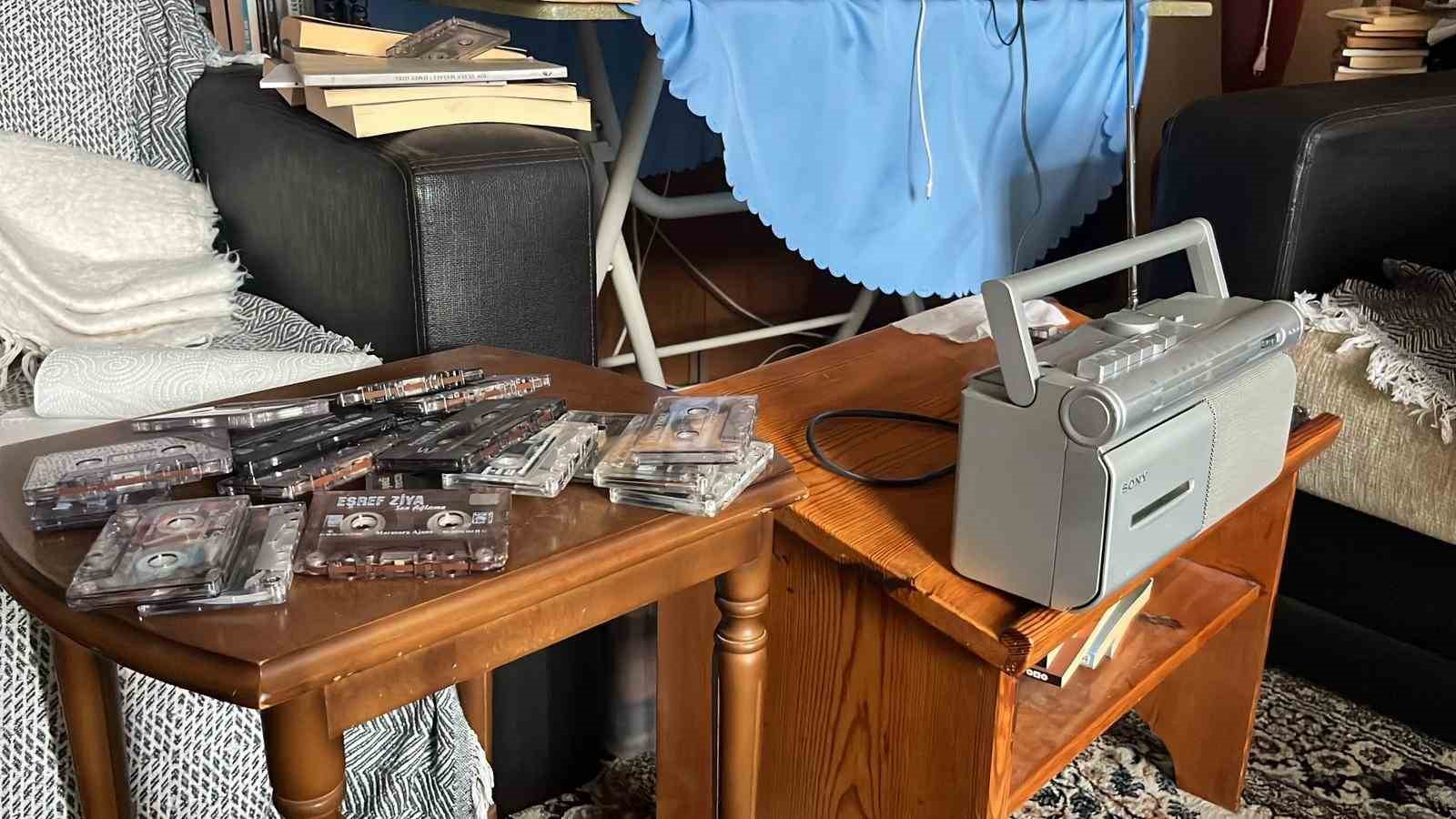 Kitap aşkı çocuklukta başladı, 11 bin kitaba ulaştı
