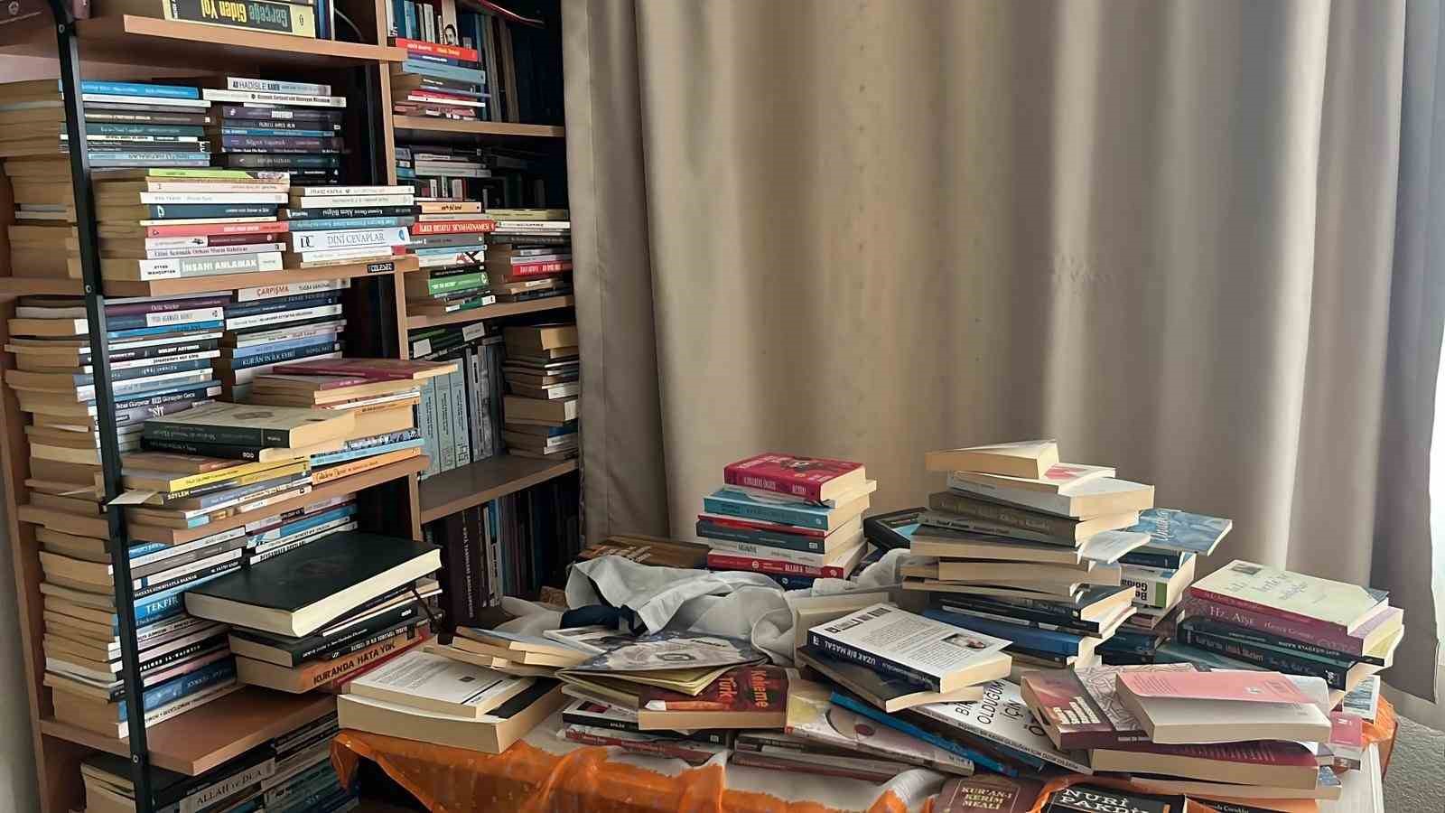 Kitap aşkı çocuklukta başladı, 11 bin kitaba ulaştı
