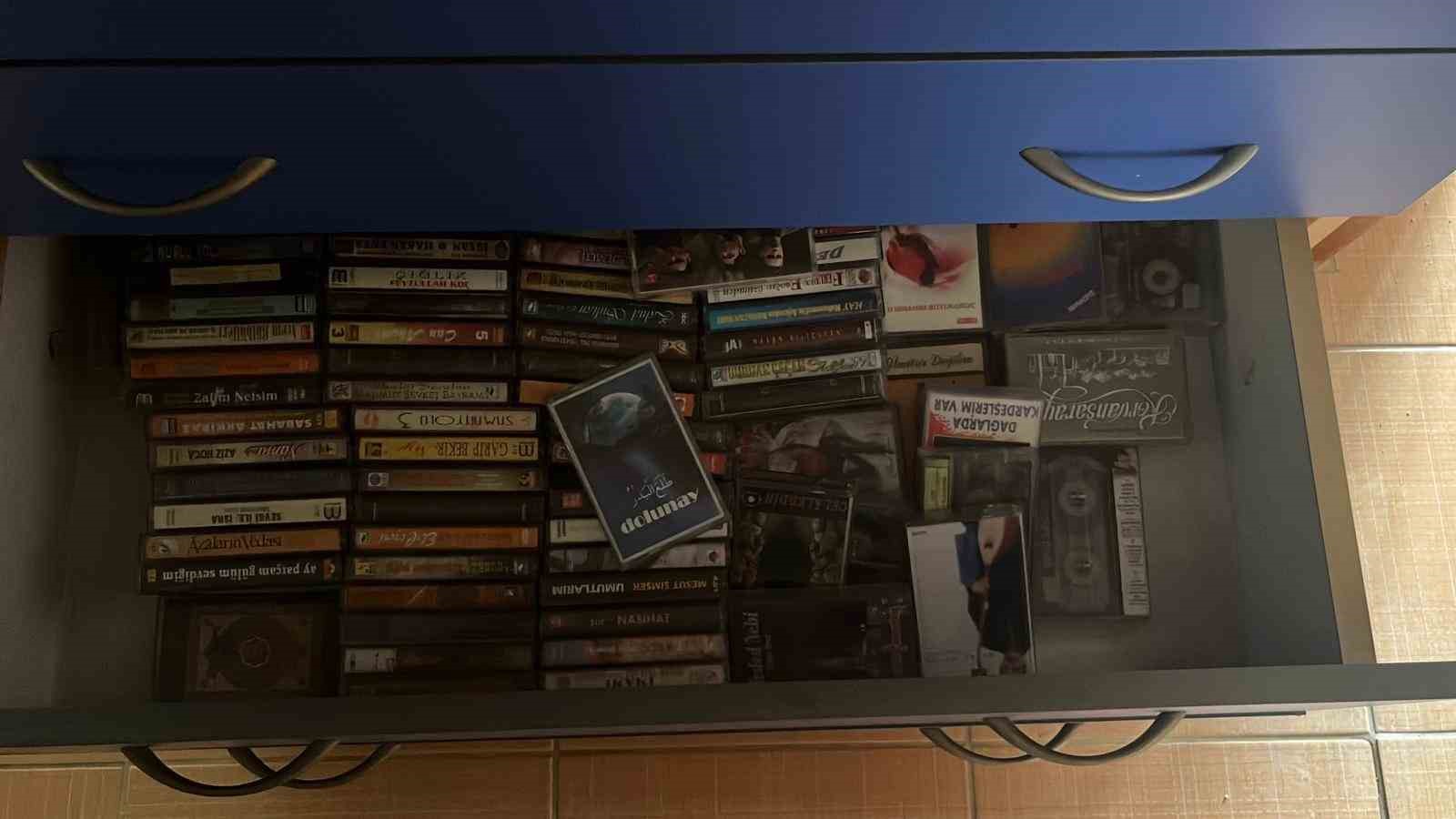 Kitap aşkı çocuklukta başladı, 11 bin kitaba ulaştı
