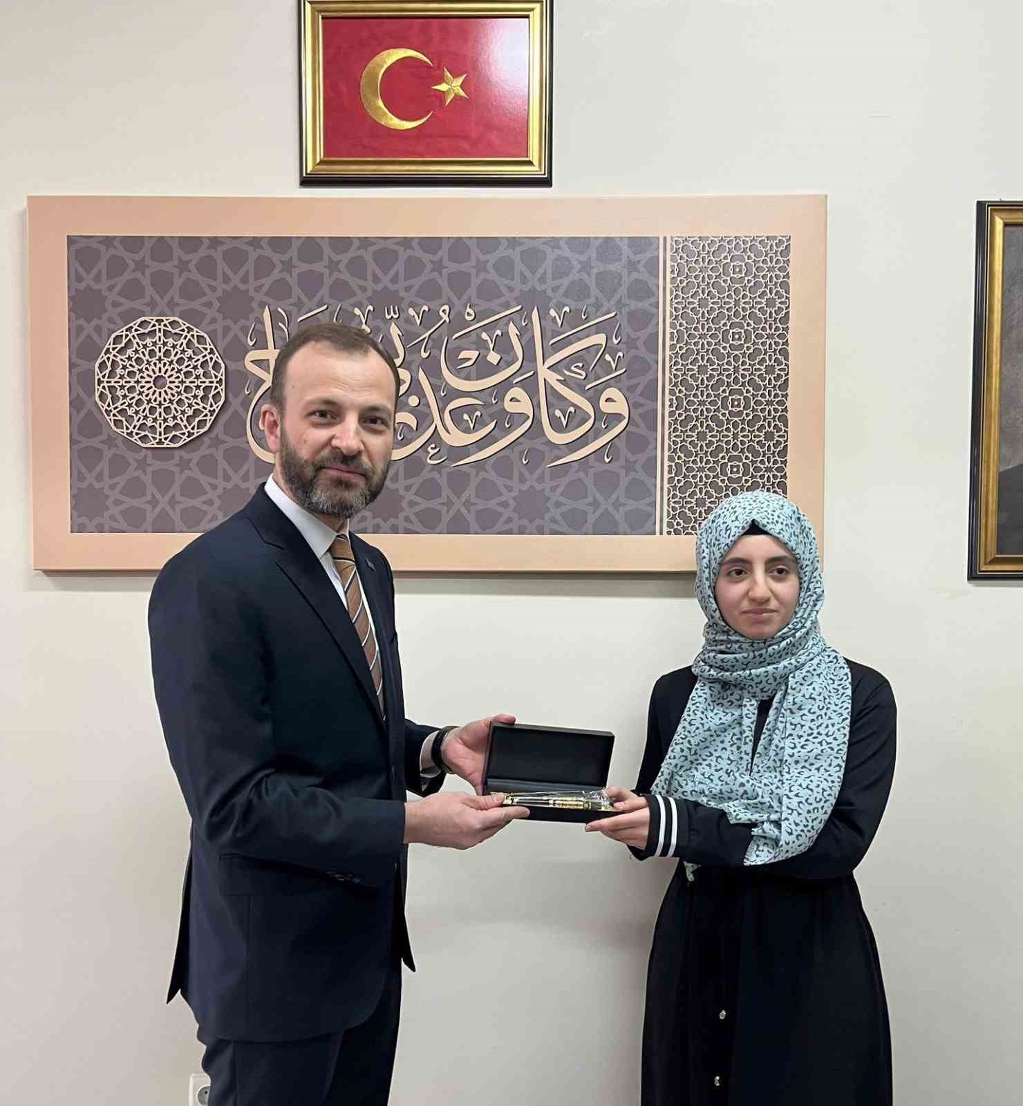 Kitap okuma yarışmasında Türkiye birincisi öğrenci ödüllendirdi
