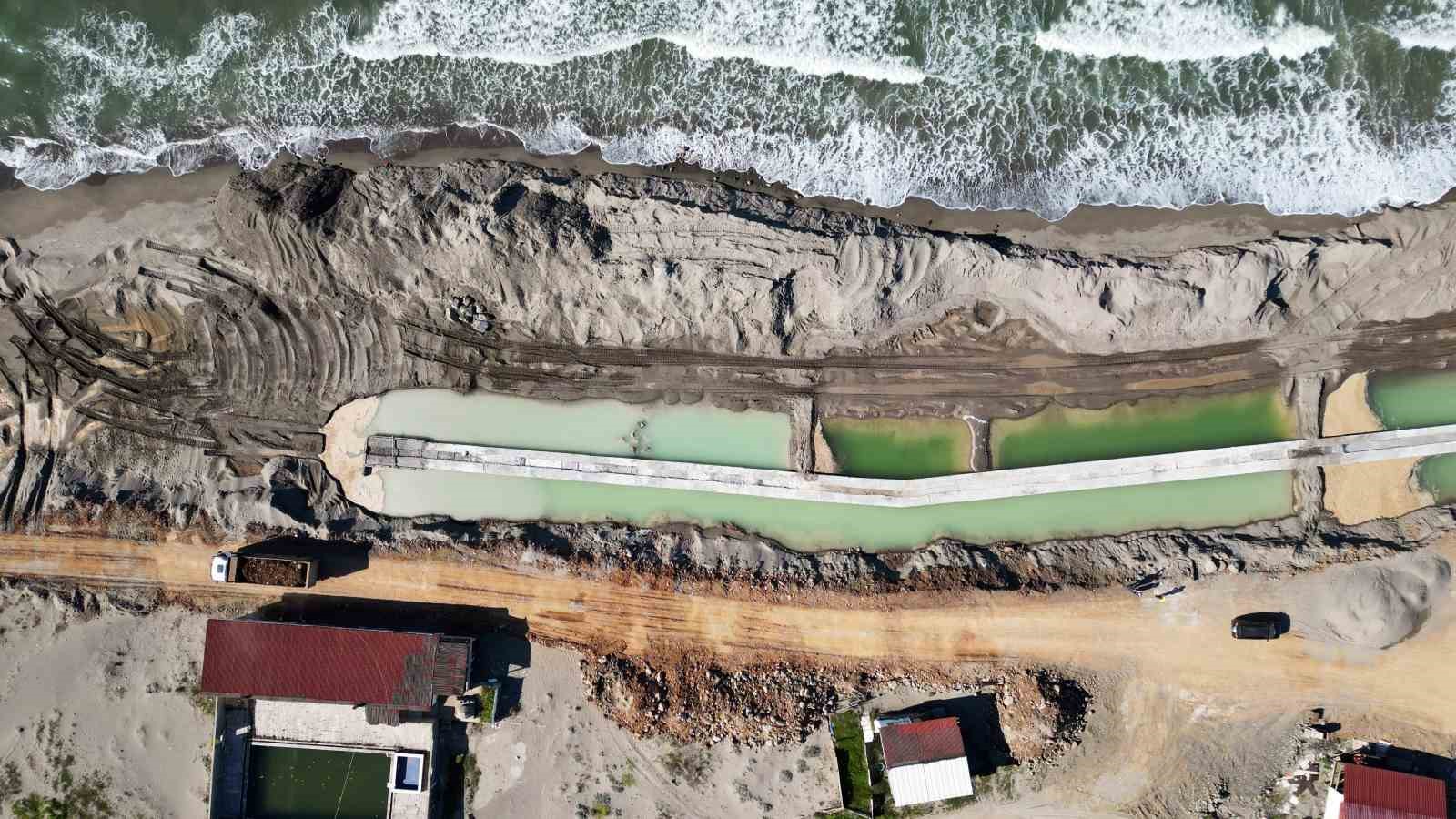 Kıyı erozyonunun tahrip ettiği Karasu sahilinde önlemler alınıyor
