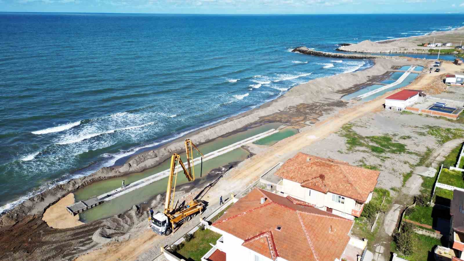 Kıyı erozyonunun tahrip ettiği Karasu sahilinde önlemler alınıyor
