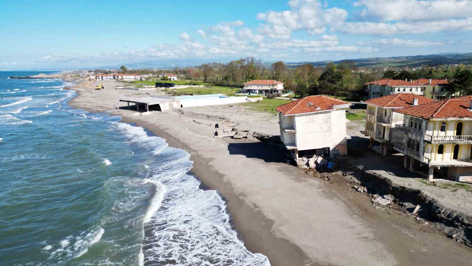 Kıyı erozyonunun tahrip ettiği Karasu sahilinde önlemler alınıyor
