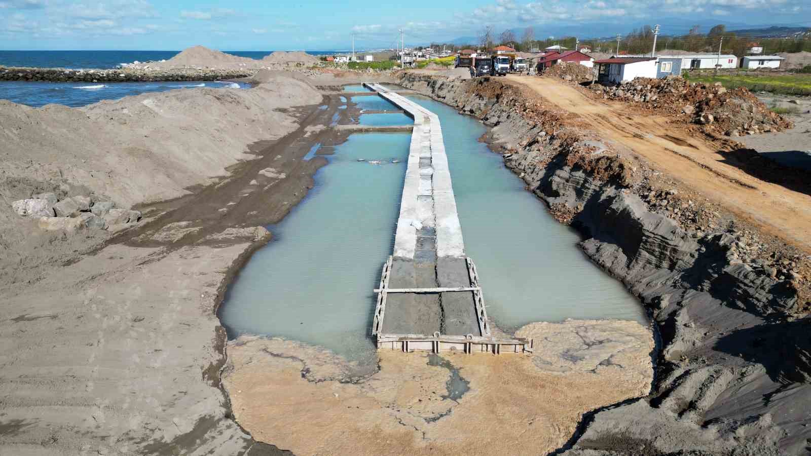 Kıyı erozyonunun tahrip ettiği Karasu sahilinde önlemler alınıyor
