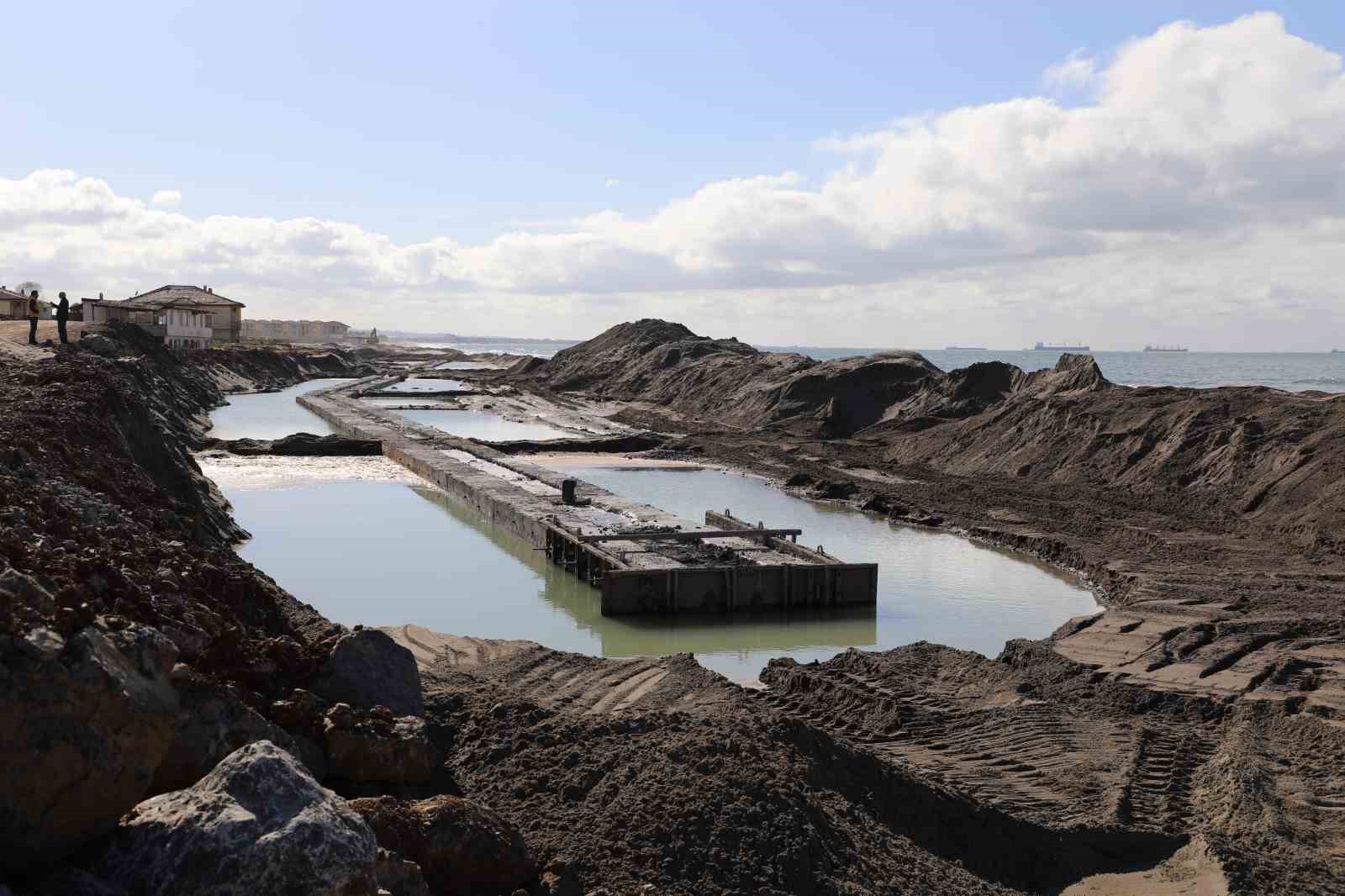 Kıyı erozyonunun tahrip ettiği Karasu sahilinde önlemler alınıyor

