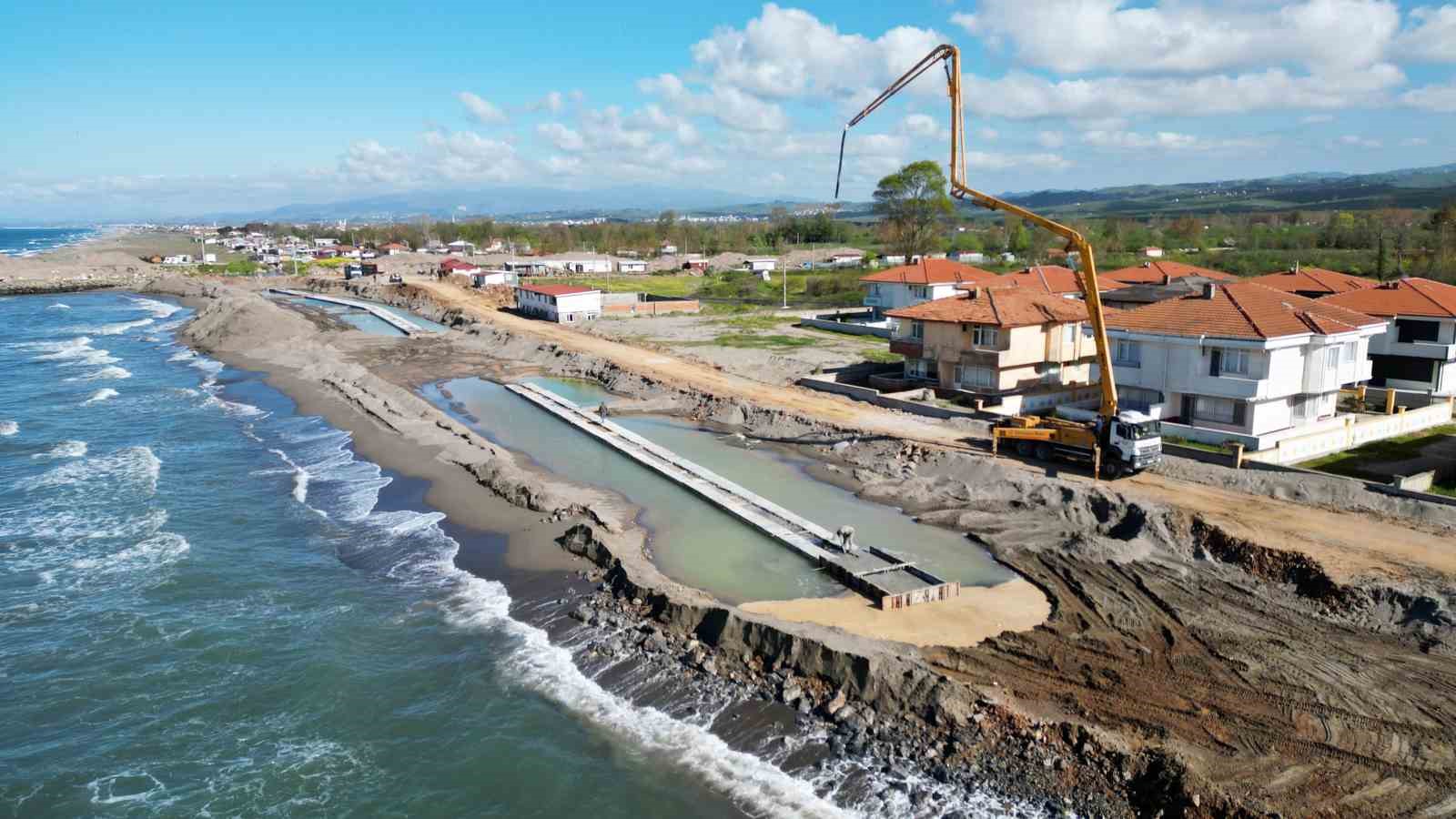 Kıyı erozyonunun tahrip ettiği Karasu sahilinde önlemler alınıyor
