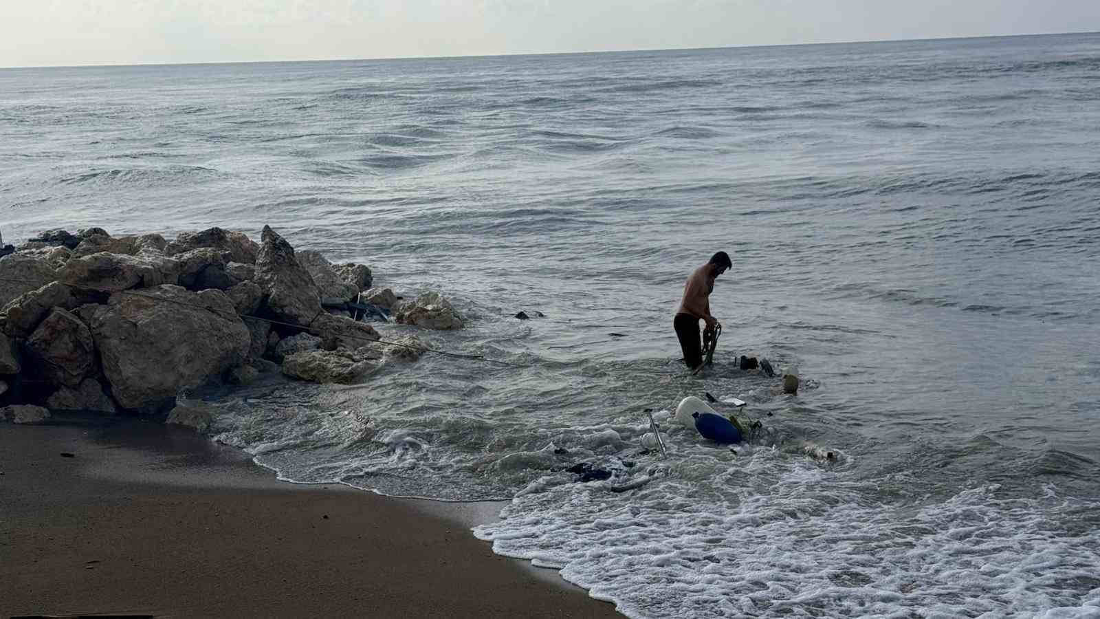 Kıyıya yanaşmak istedikleri tekne kayalıklara çarpıp paramparça oldu
