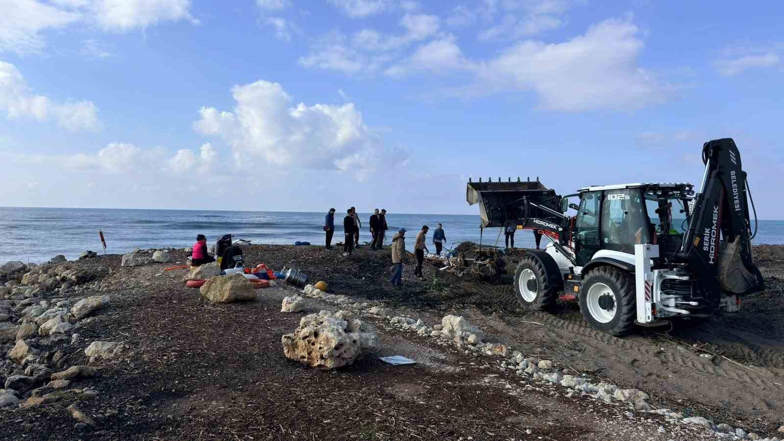 Kıyıya yanaşmak istedikleri tekne kayalıklara çarpıp paramparça oldu
