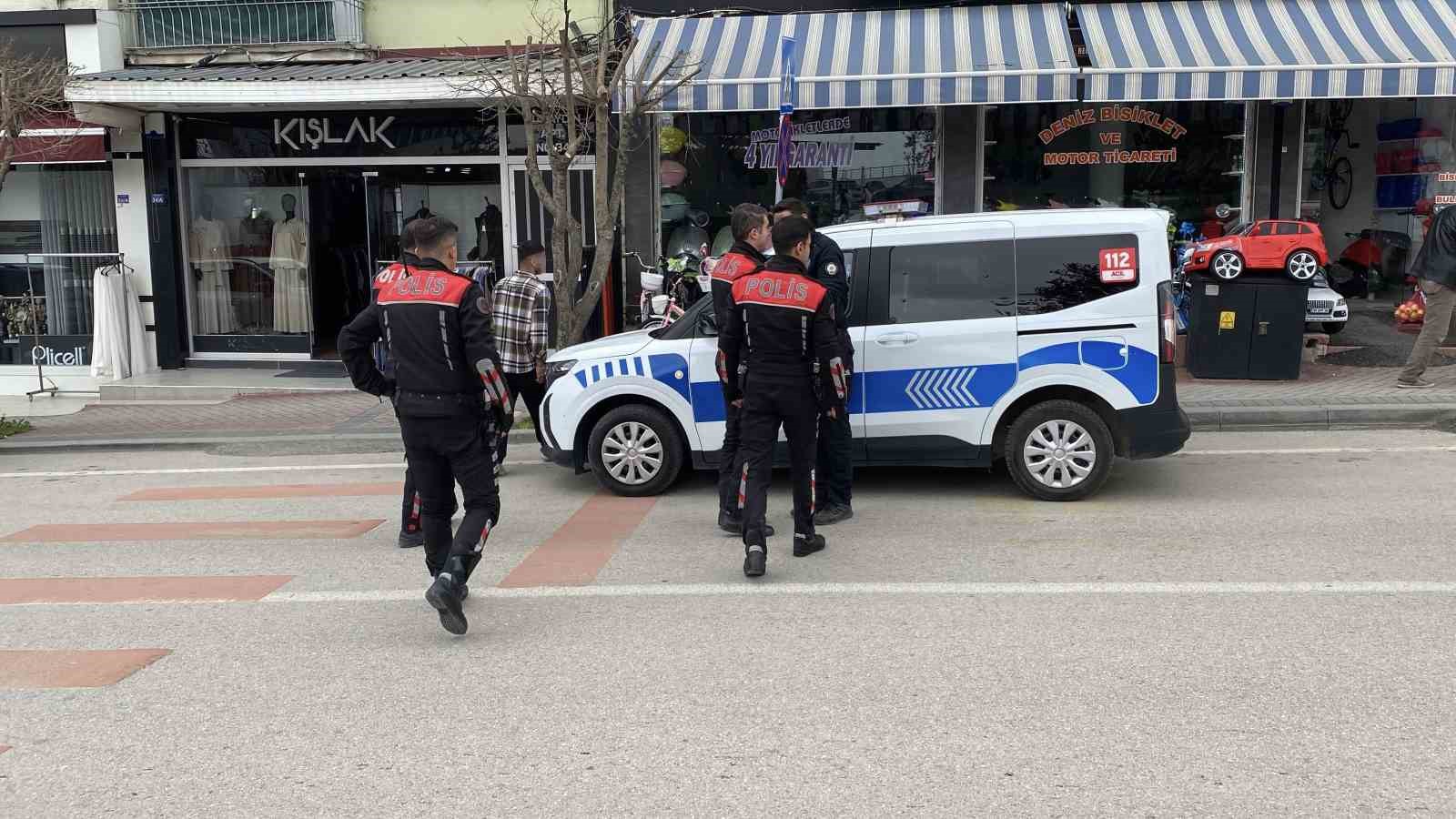 Kız kardeşini kafede bir erkekle görünce ortalığı birbirine kattı
