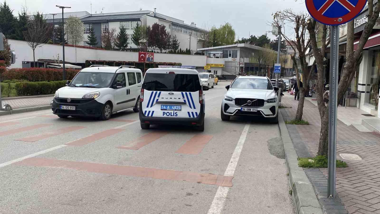 Kız kardeşini kafede bir erkekle görünce ortalığı birbirine kattı
