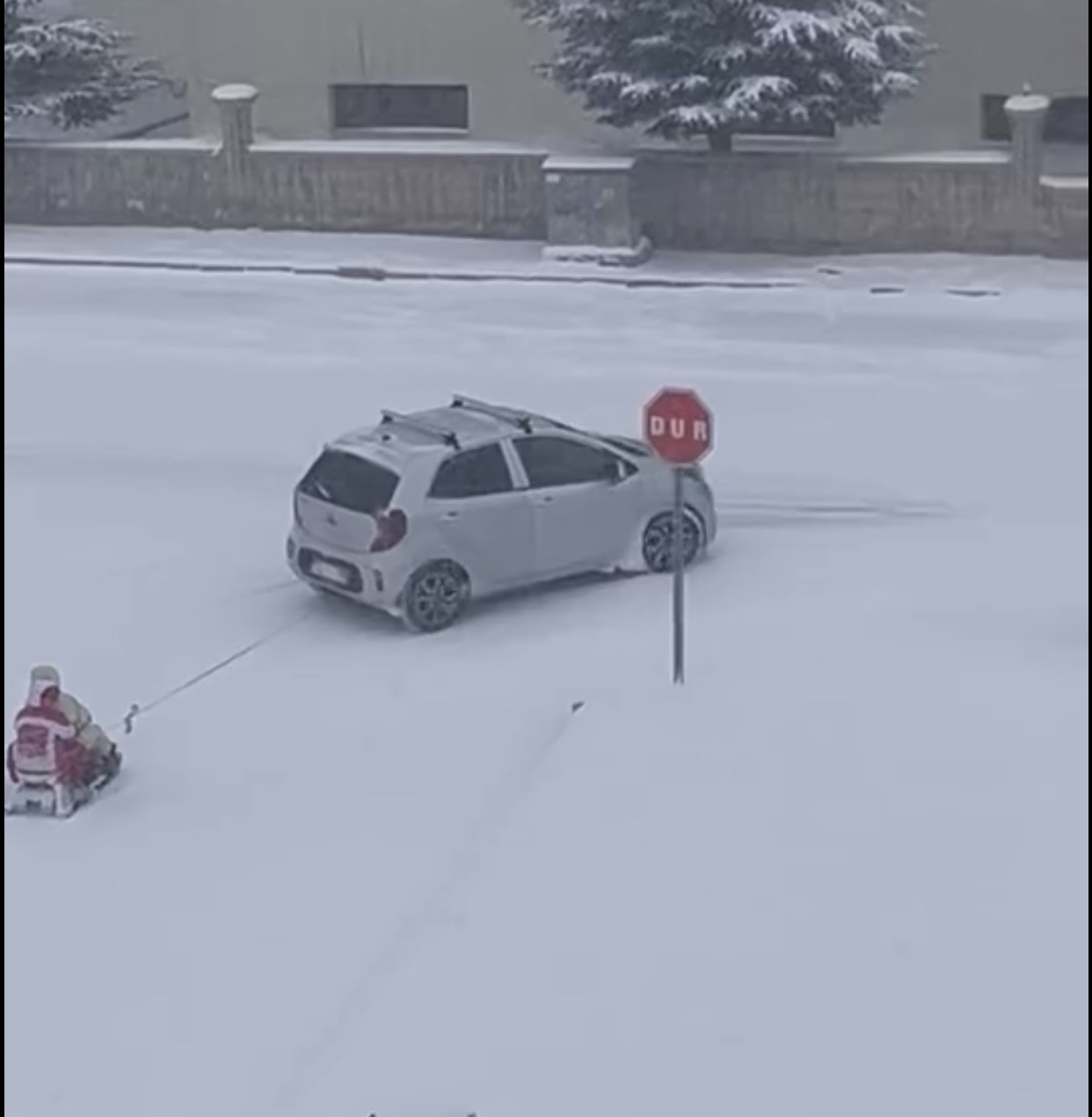 Kızağı araca bağlayıp çektiler, tehlikeli eğlence kameraya yansıdı
