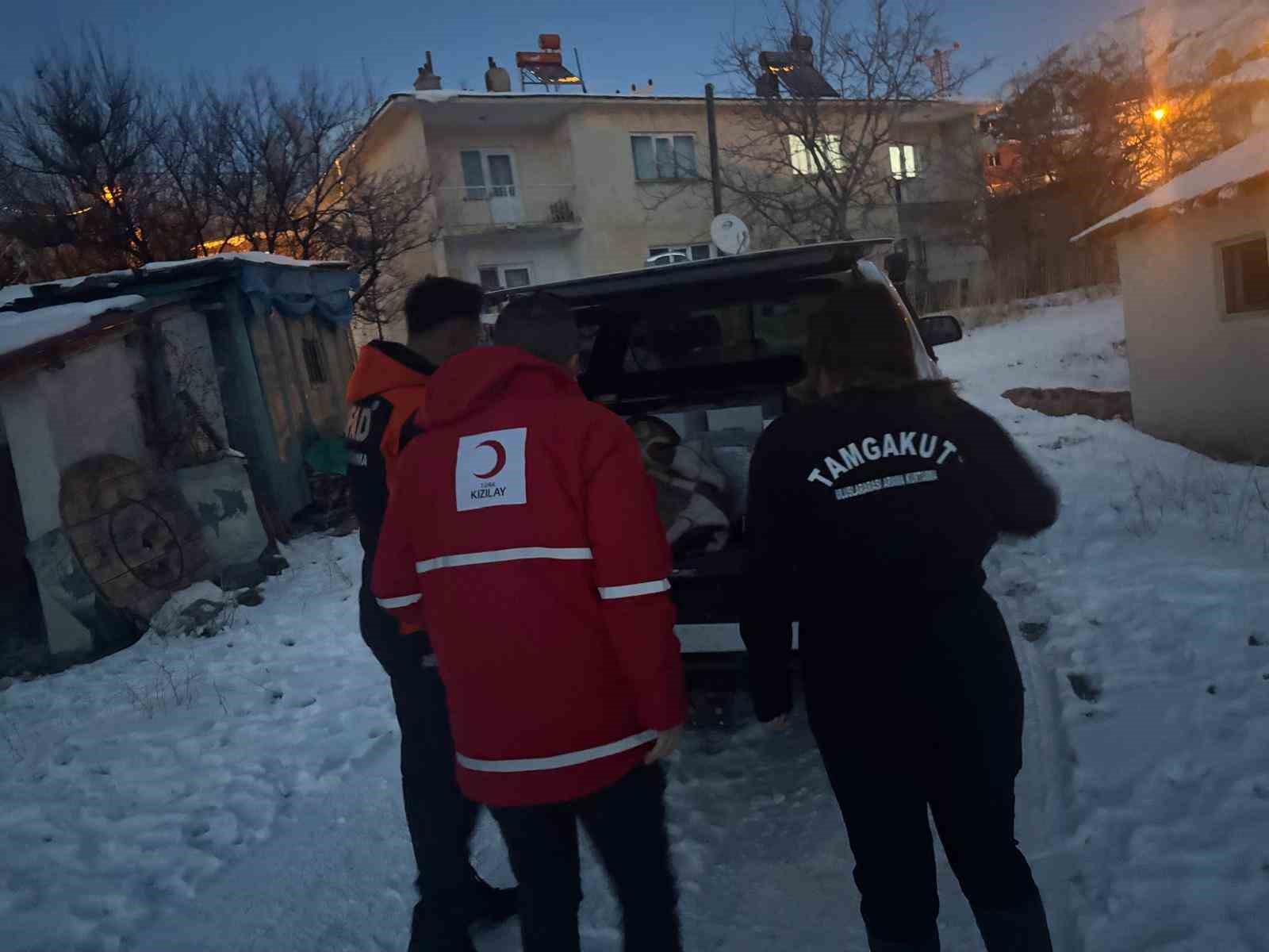 Kızılay, AFAD ve gönüllüler, Tunceli’nin zorlu kış şartlarında ihtiyaç sahiplerine ulaştı
