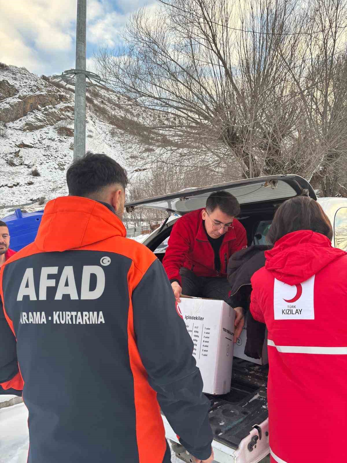 Kızılay, AFAD ve gönüllüler, Tunceli’nin zorlu kış şartlarında ihtiyaç sahiplerine ulaştı
