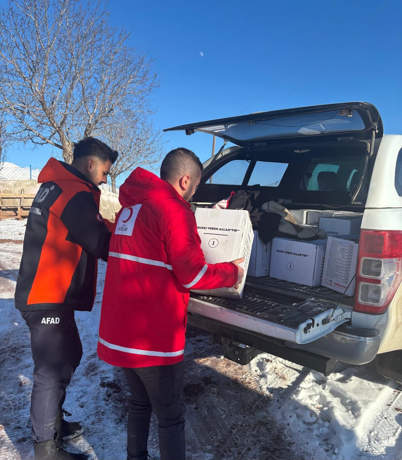 Kızılay, AFAD ve gönüllüler, Tunceli’nin zorlu kış şartlarında ihtiyaç sahiplerine ulaştı
