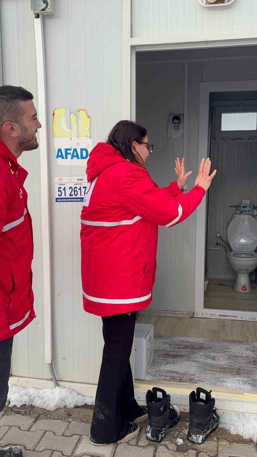 Kızılay, AFAD ve gönüllüler, Tunceli’nin zorlu kış şartlarında ihtiyaç sahiplerine ulaştı
