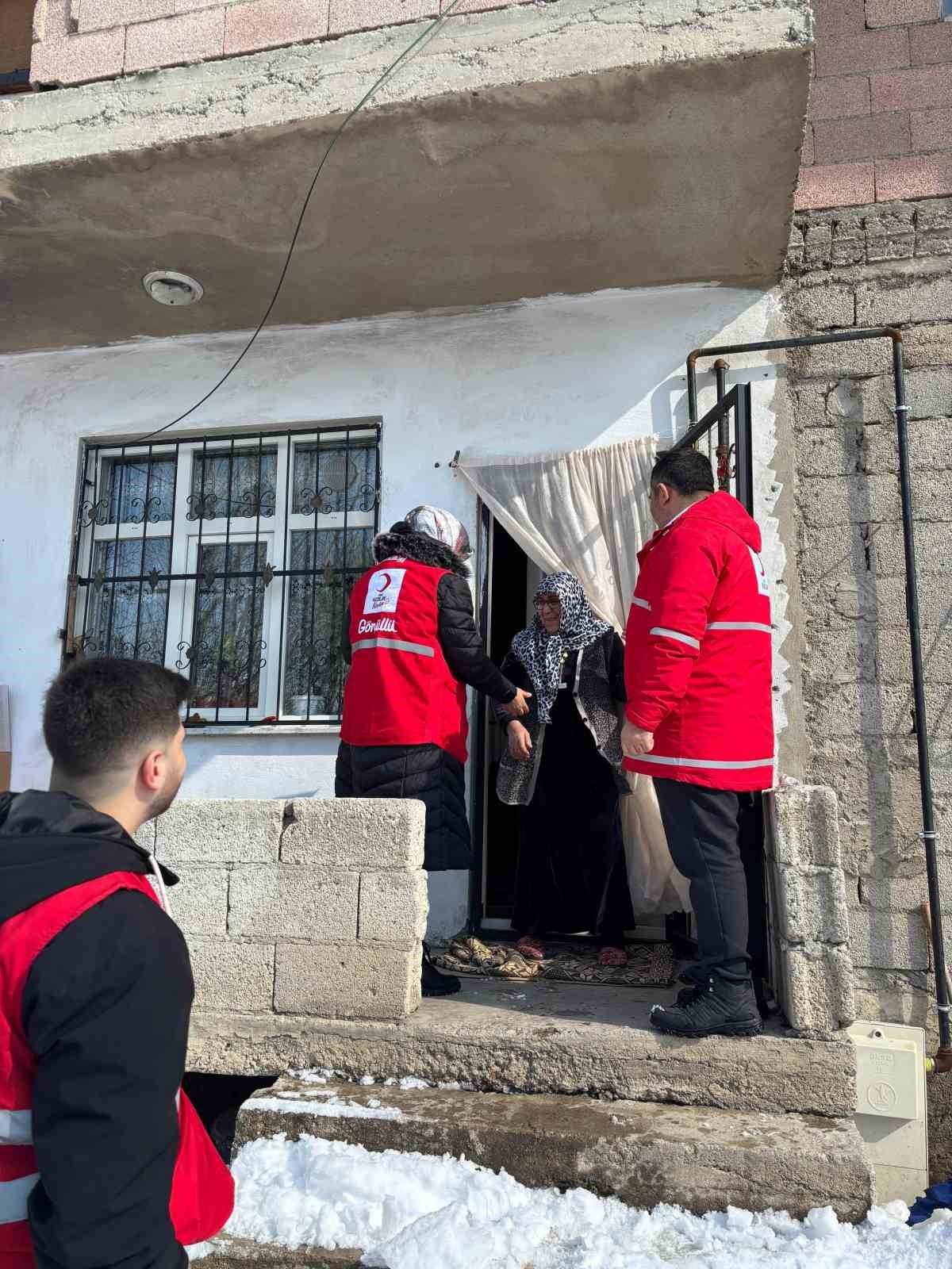 Kızılay Muradiye Şubesi’nden 8 Mart ziyareti
