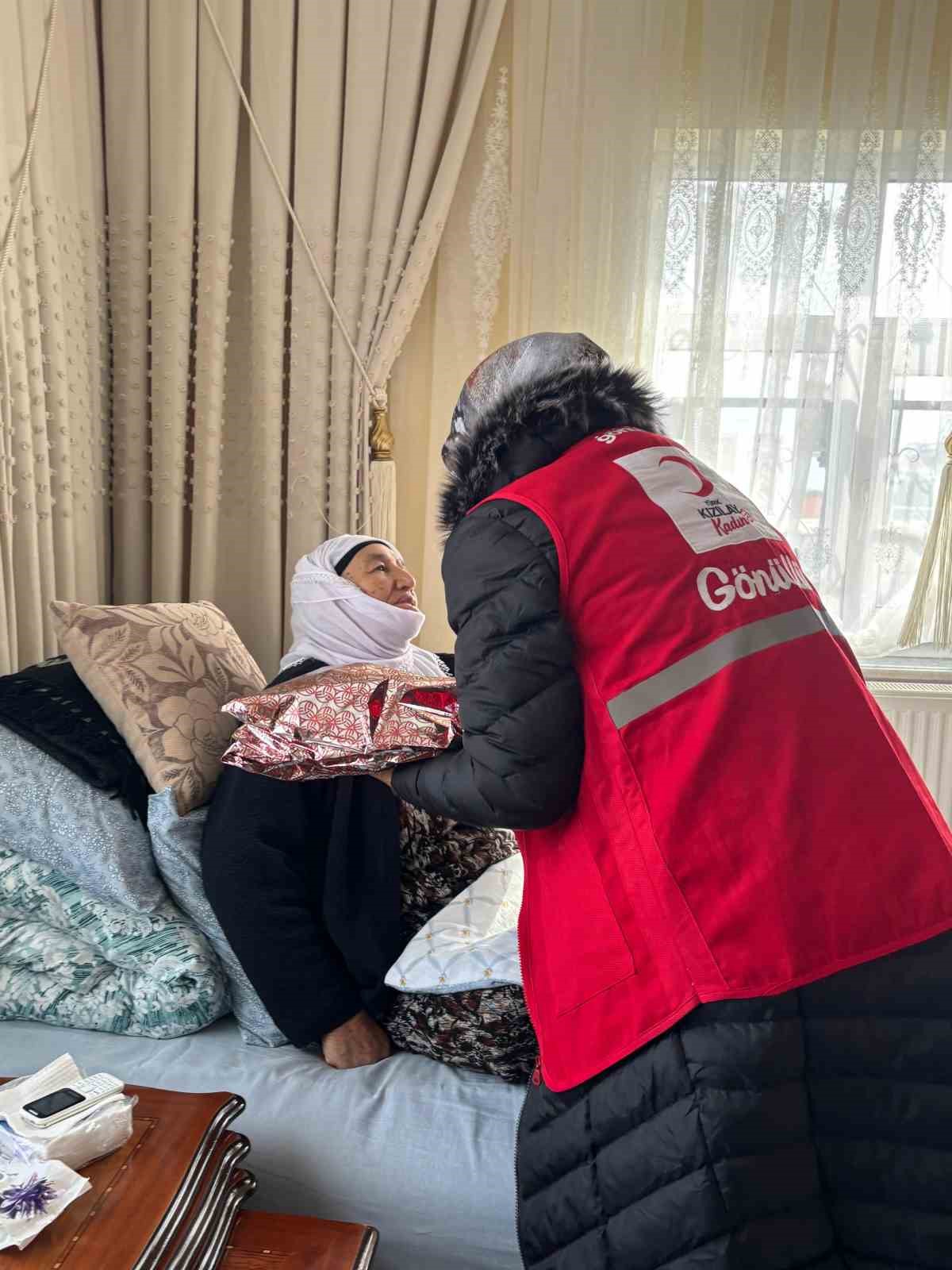 Kızılay Muradiye Şubesi’nden 8 Mart ziyareti
