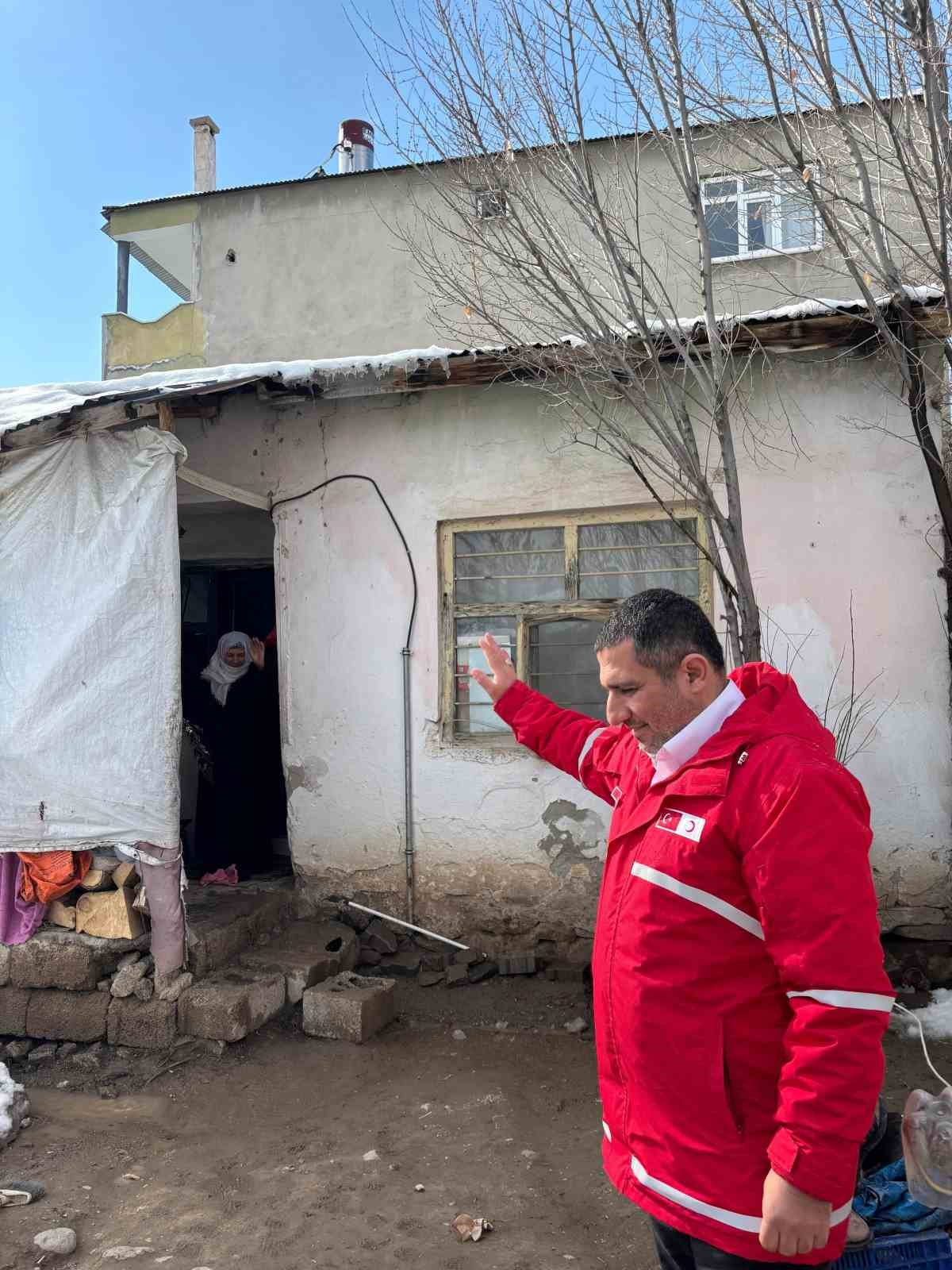 Kızılay Muradiye Şubesi’nden 8 Mart ziyareti
