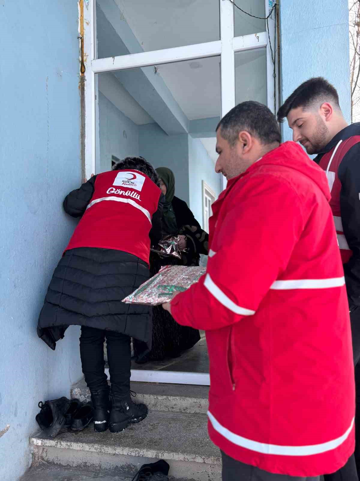 Kızılay Muradiye Şubesi’nden 8 Mart ziyareti
