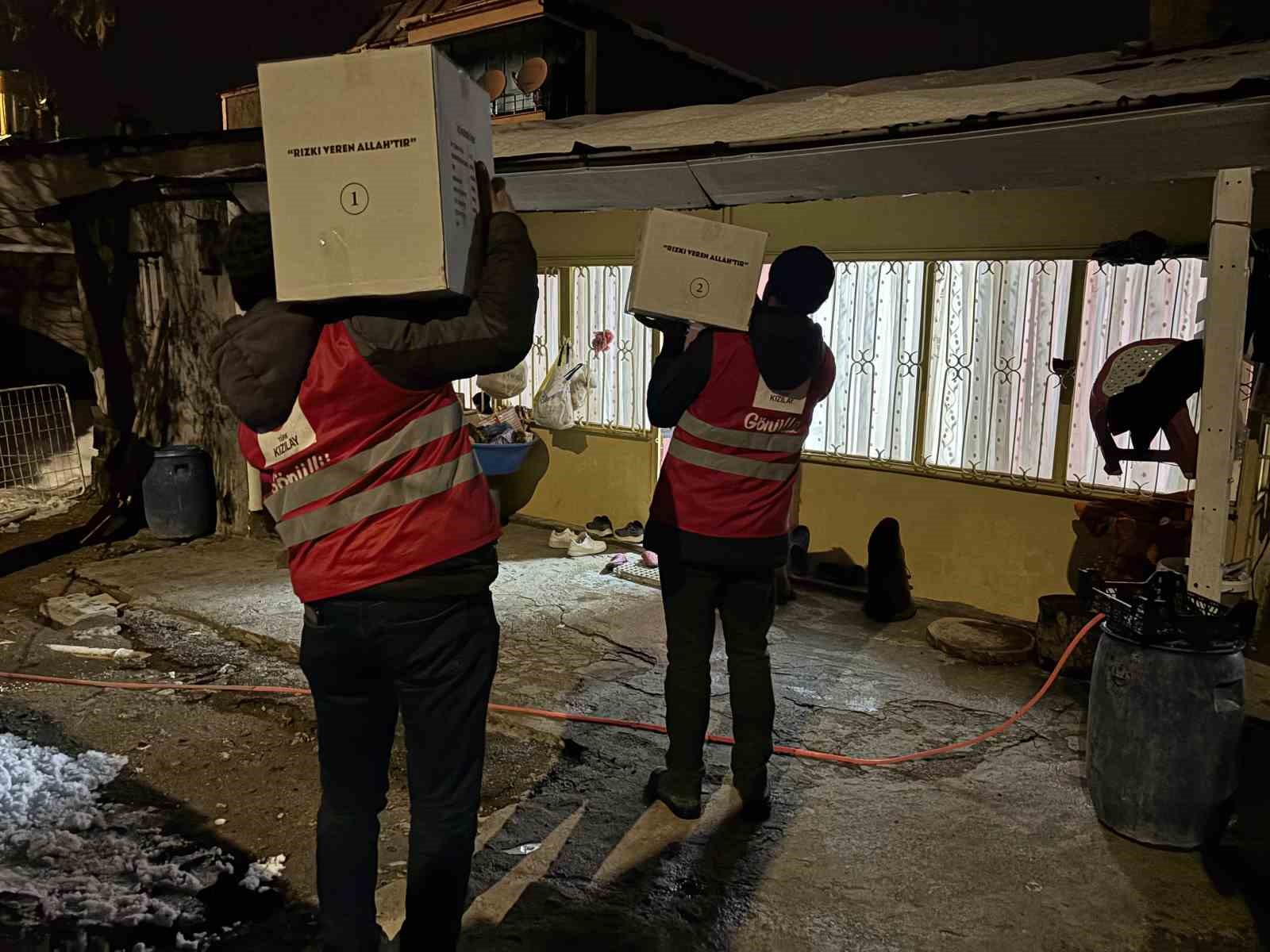Kızılay Muradiye Şubesinden ihtiyaç sahibi ailelere gıda desteği
