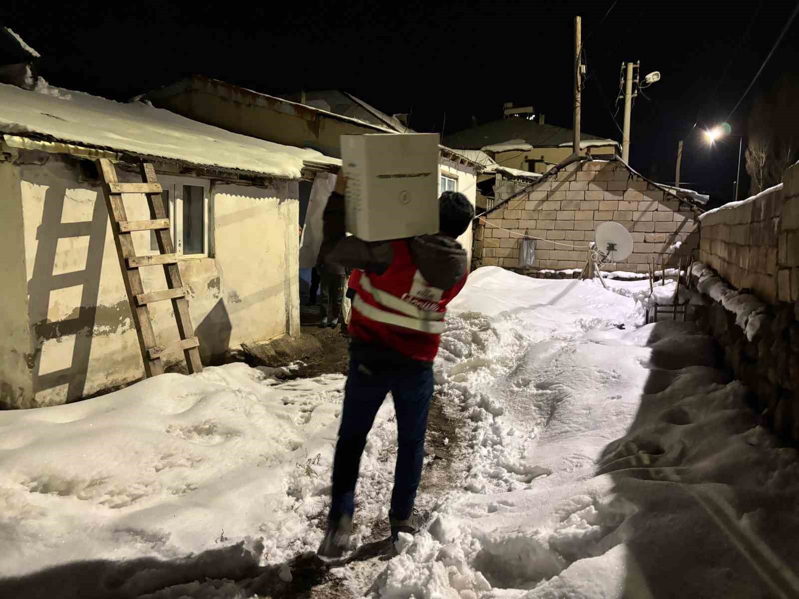 Kızılay Muradiye Şubesinden ihtiyaç sahibi ailelere gıda desteği
