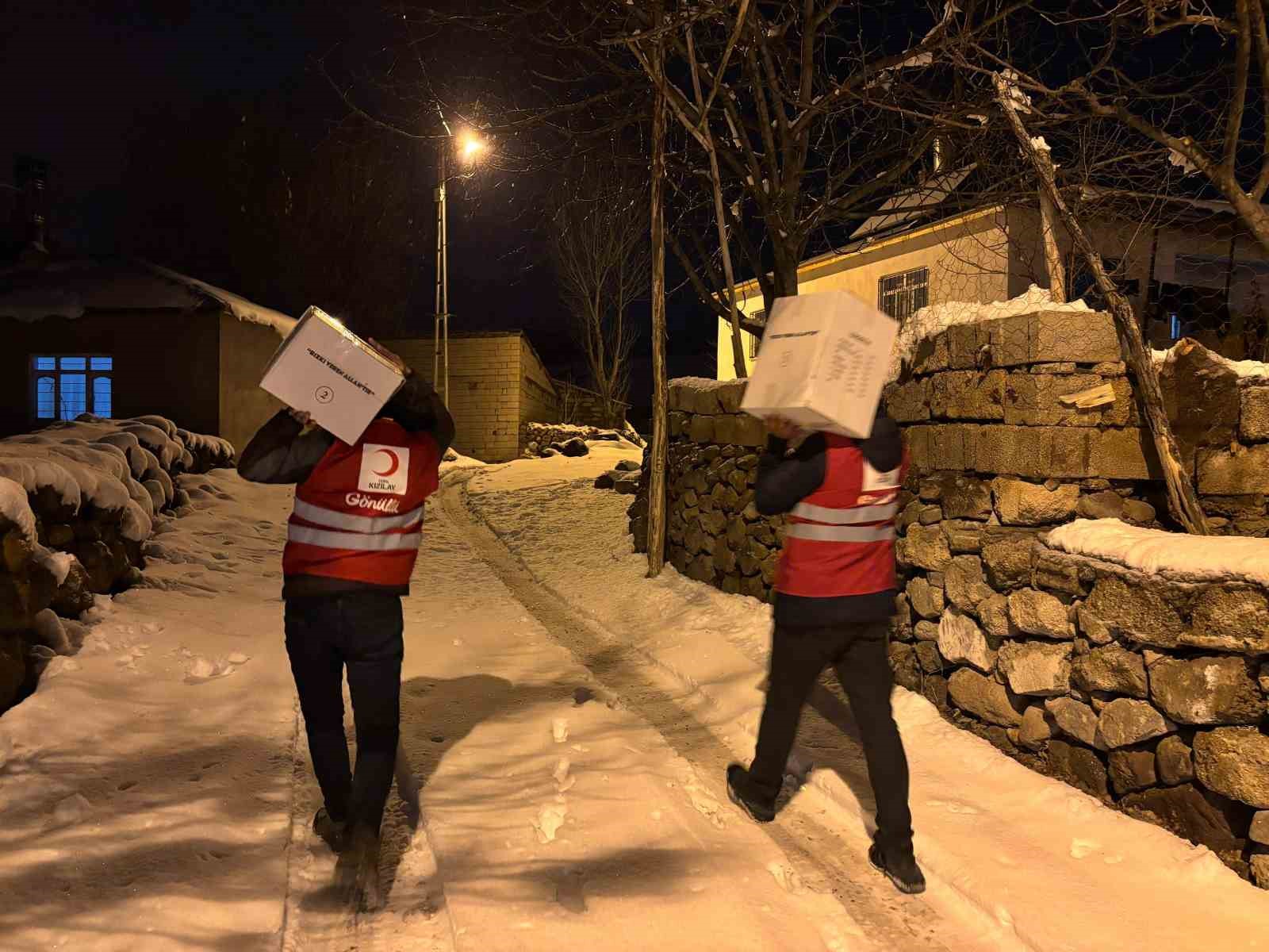 Kızılay Muradiye Şubesinden ihtiyaç sahibi ailelere gıda desteği
