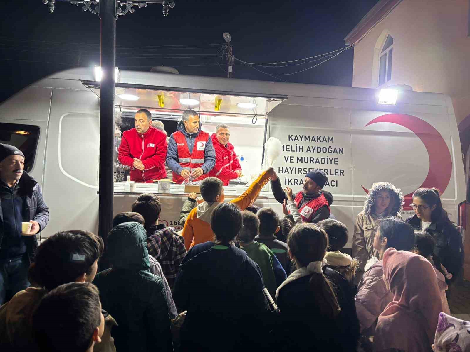Kızılay Muradiye Şubesi’nden teravih sonrası ikram

