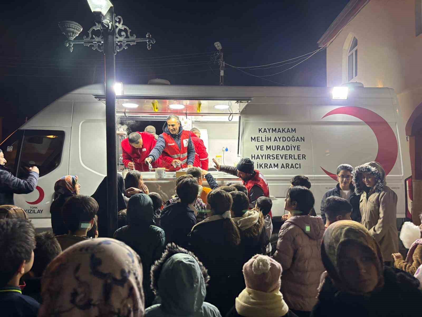 Kızılay Muradiye Şubesi’nden teravih sonrası ikram
