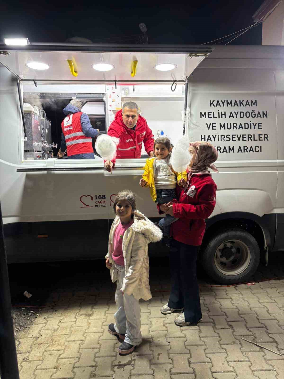 Kızılay Muradiye Şubesi’nden teravih sonrası ikram
