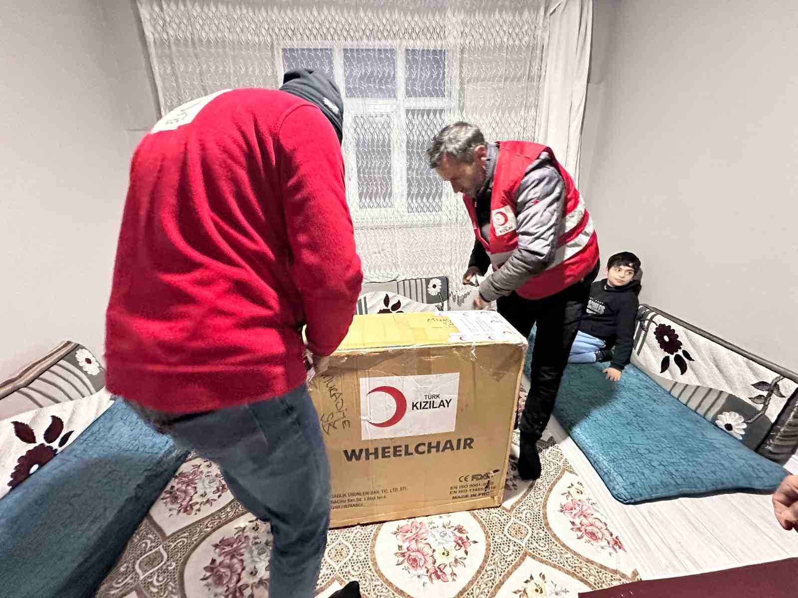 Kızılay’dan engelli bireylere tekerlekli sandalye desteği
