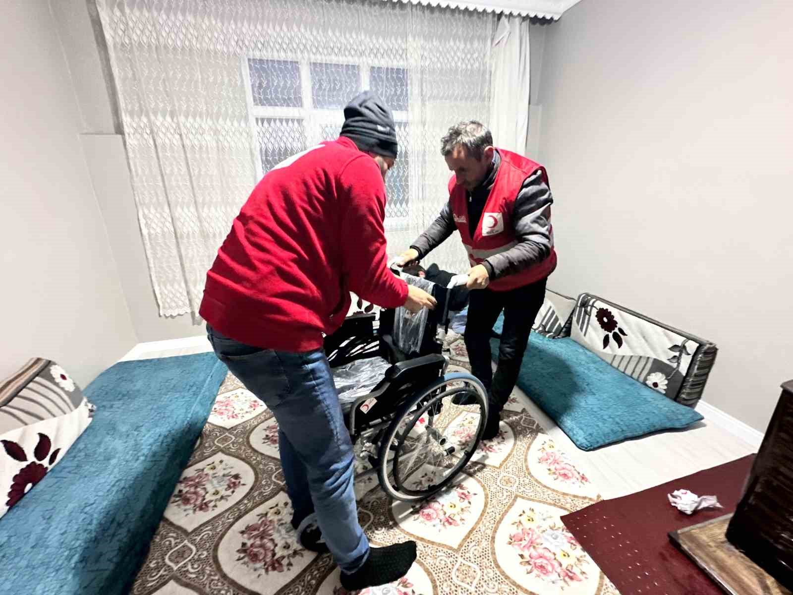 Kızılay’dan engelli bireylere tekerlekli sandalye desteği
