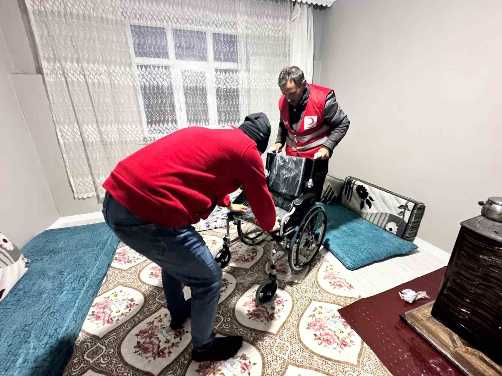 Kızılay’dan engelli bireylere tekerlekli sandalye desteği
