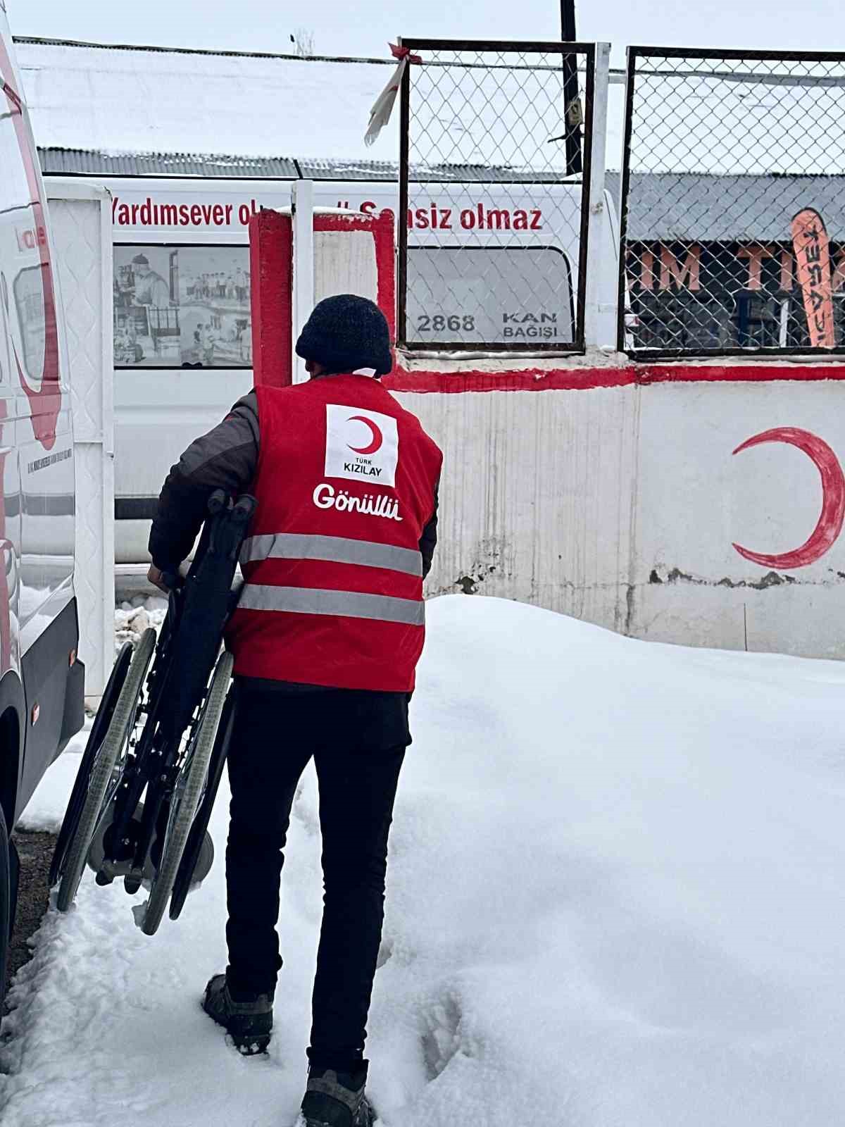 Kızılay’dan gazi eşine tekerlekli sandalye desteği
