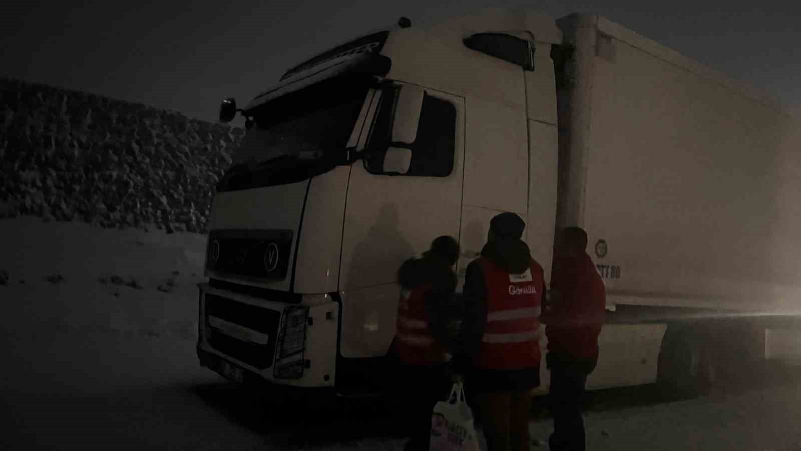 Kızılay’dan mahsur kalan sürücülere kumanya desteği
