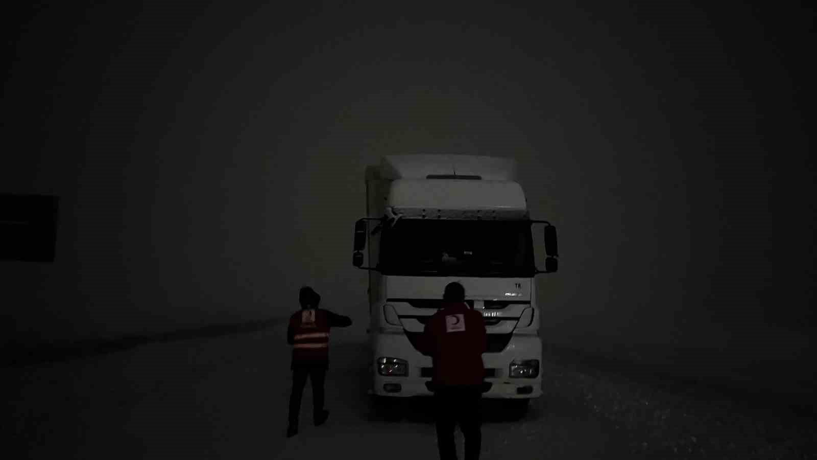 Kızılay’dan mahsur kalan sürücülere kumanya desteği
