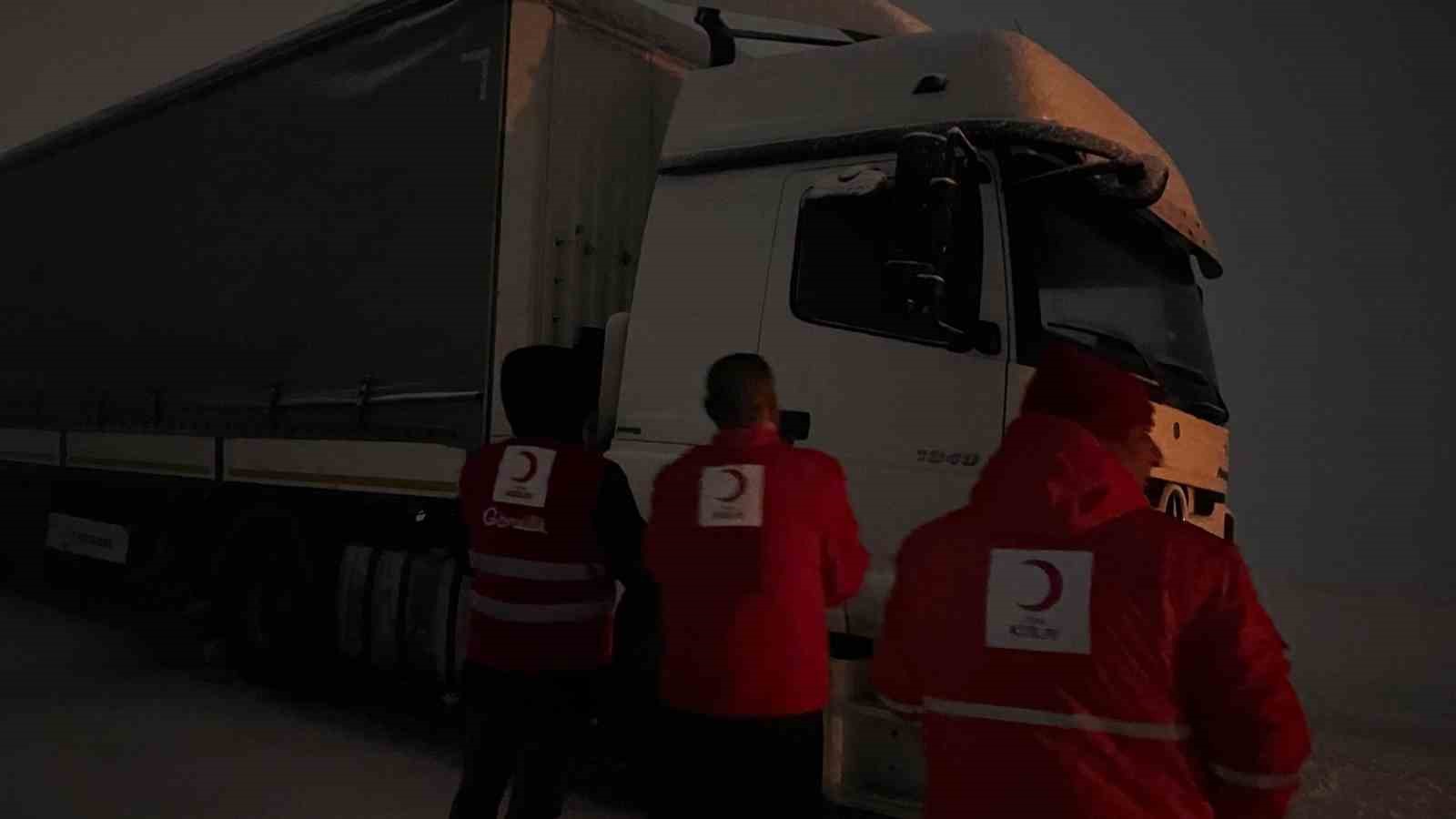 Kızılay’dan mahsur kalan sürücülere kumanya desteği
