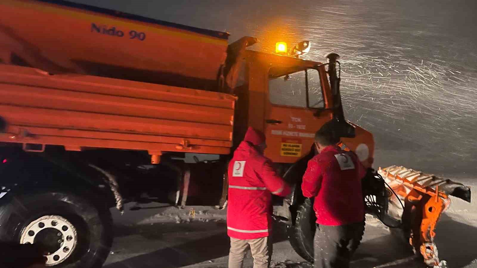 Kızılay’dan mahsur kalan sürücülere kumanya desteği
