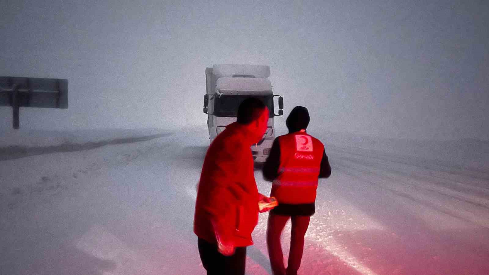 Kızılay’dan mahsur kalan sürücülere kumanya desteği
