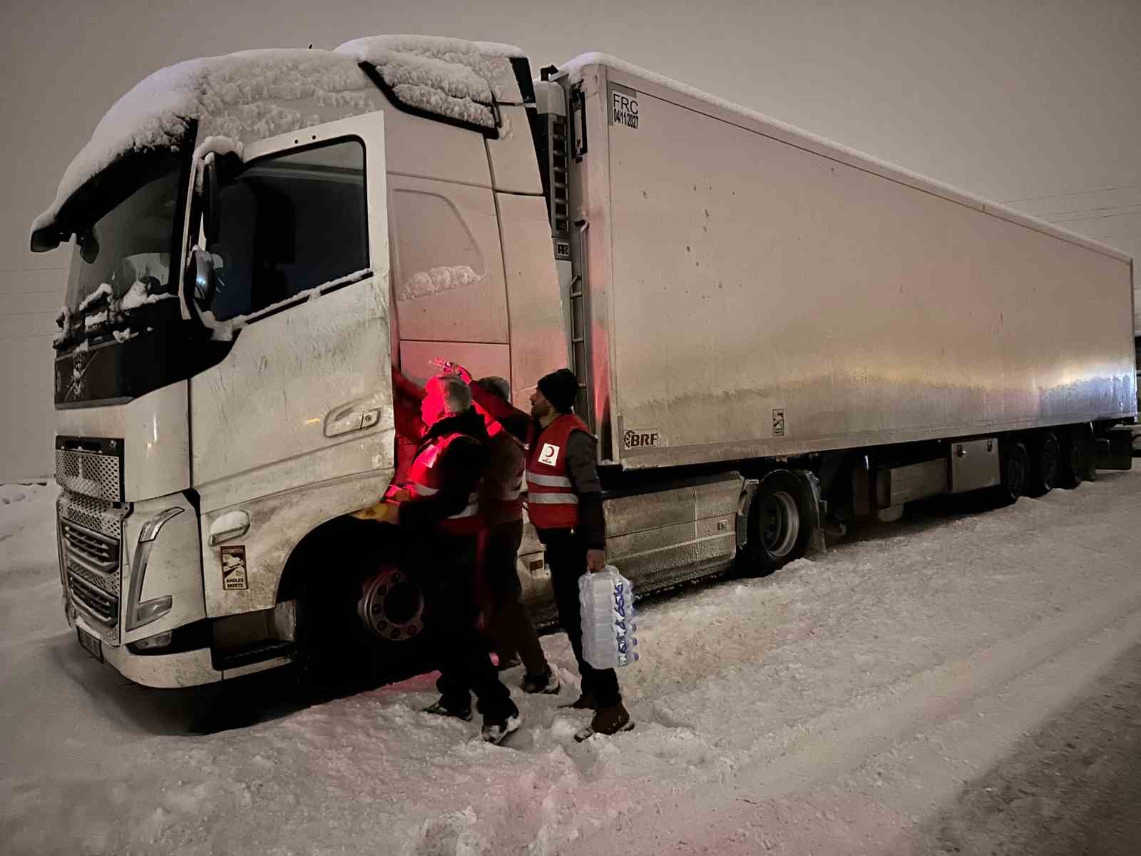 Kızılay’dan Tendürek Geçidi’nde sürücülere sıcak destek
