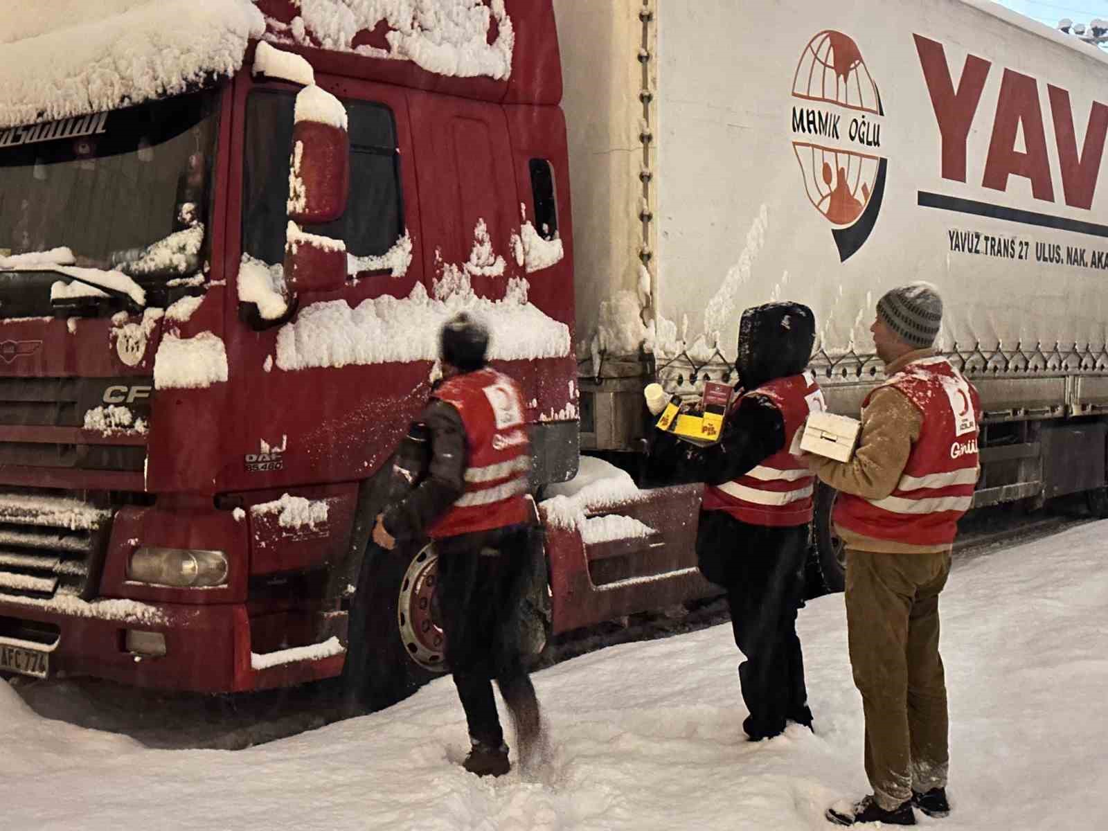 Kızılay’dan Tendürek Geçidi’nde sürücülere sıcak destek
