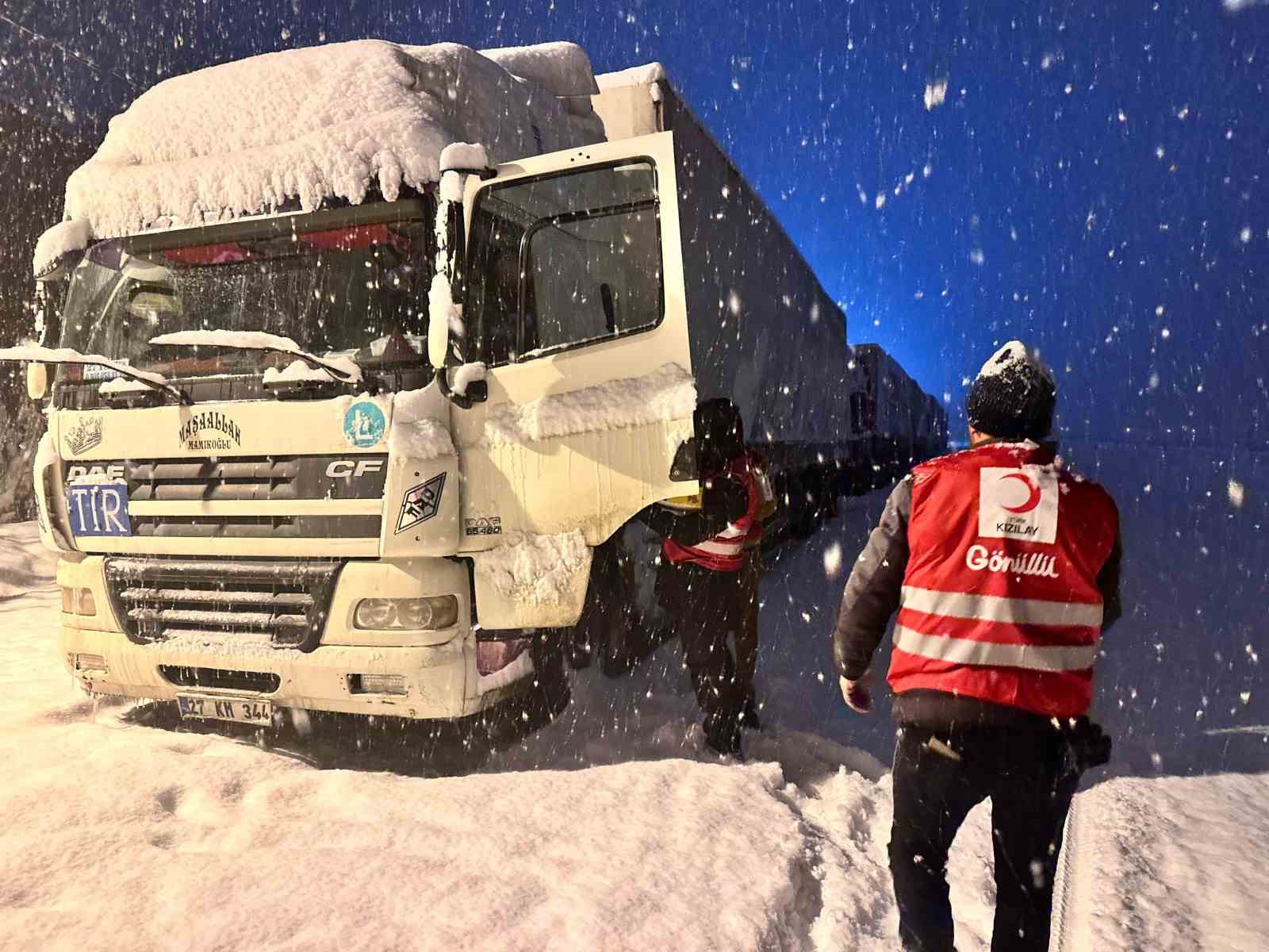 Kızılay’dan Tendürek Geçidi’nde sürücülere sıcak destek
