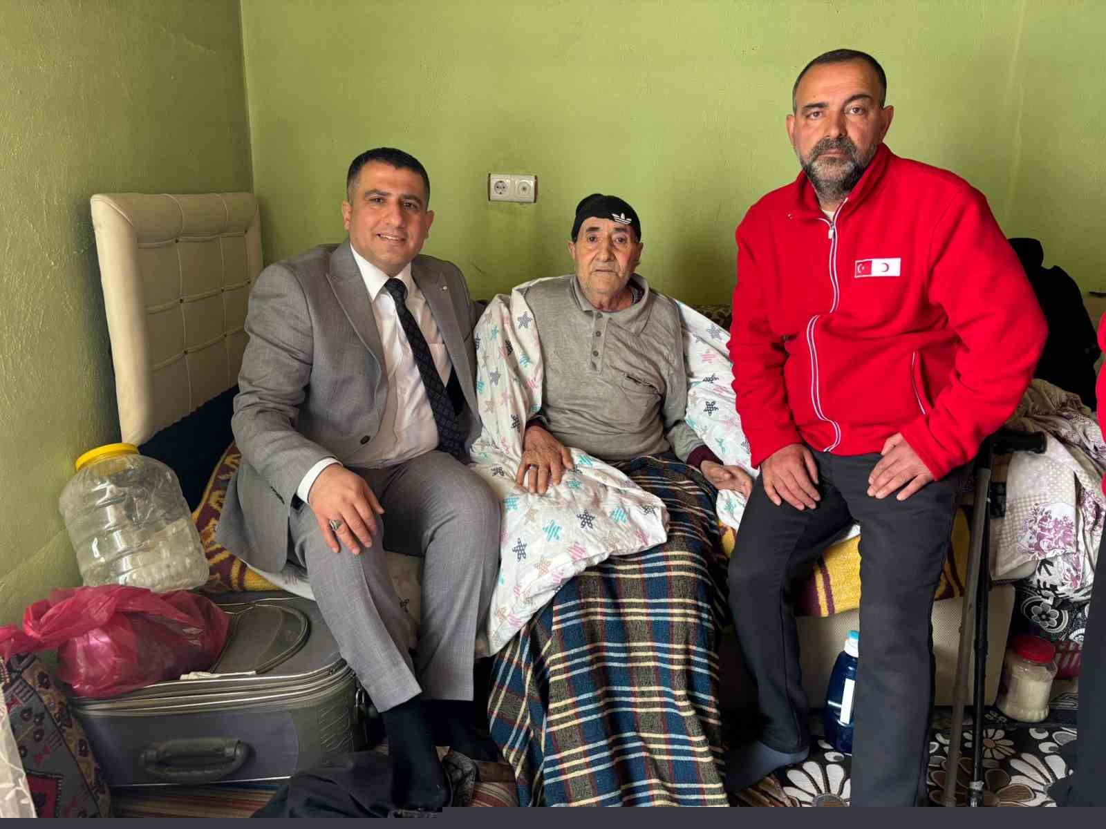 Kızılay’dan yalnız yaşayan yaşlılara bayram ziyareti
