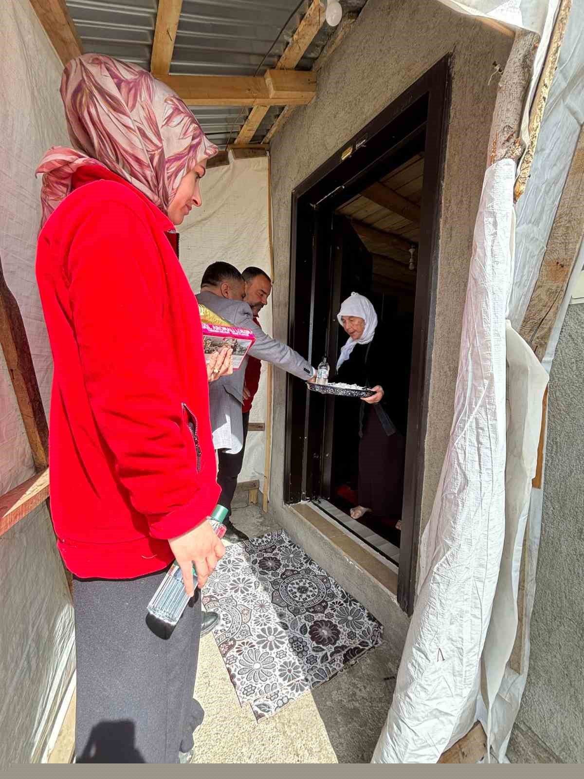 Kızılay’dan yalnız yaşayan yaşlılara bayram ziyareti
