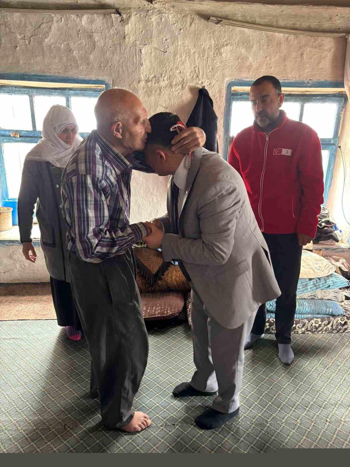 Kızılay’dan yalnız yaşayan yaşlılara bayram ziyareti
