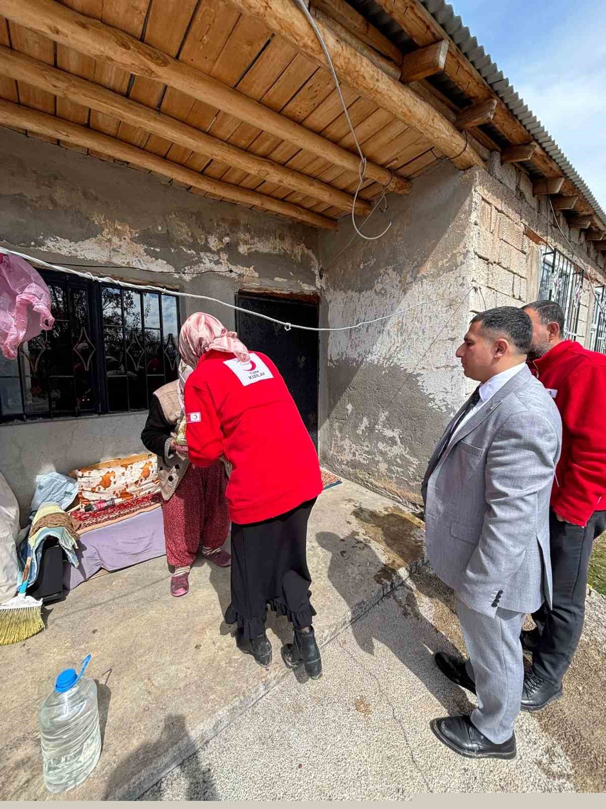 Kızılay’dan yalnız yaşayan yaşlılara bayram ziyareti
