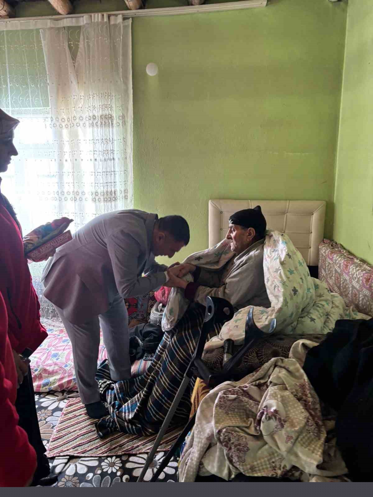 Kızılay’dan yalnız yaşayan yaşlılara bayram ziyareti
