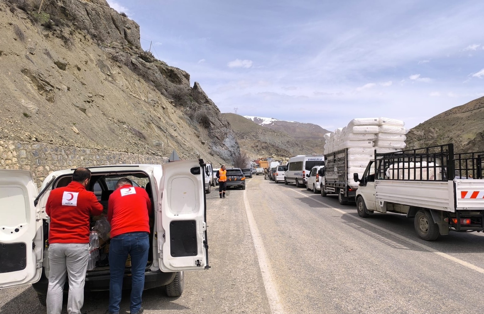 Kızılay’dan yolda kalanlara kumanya desteği
