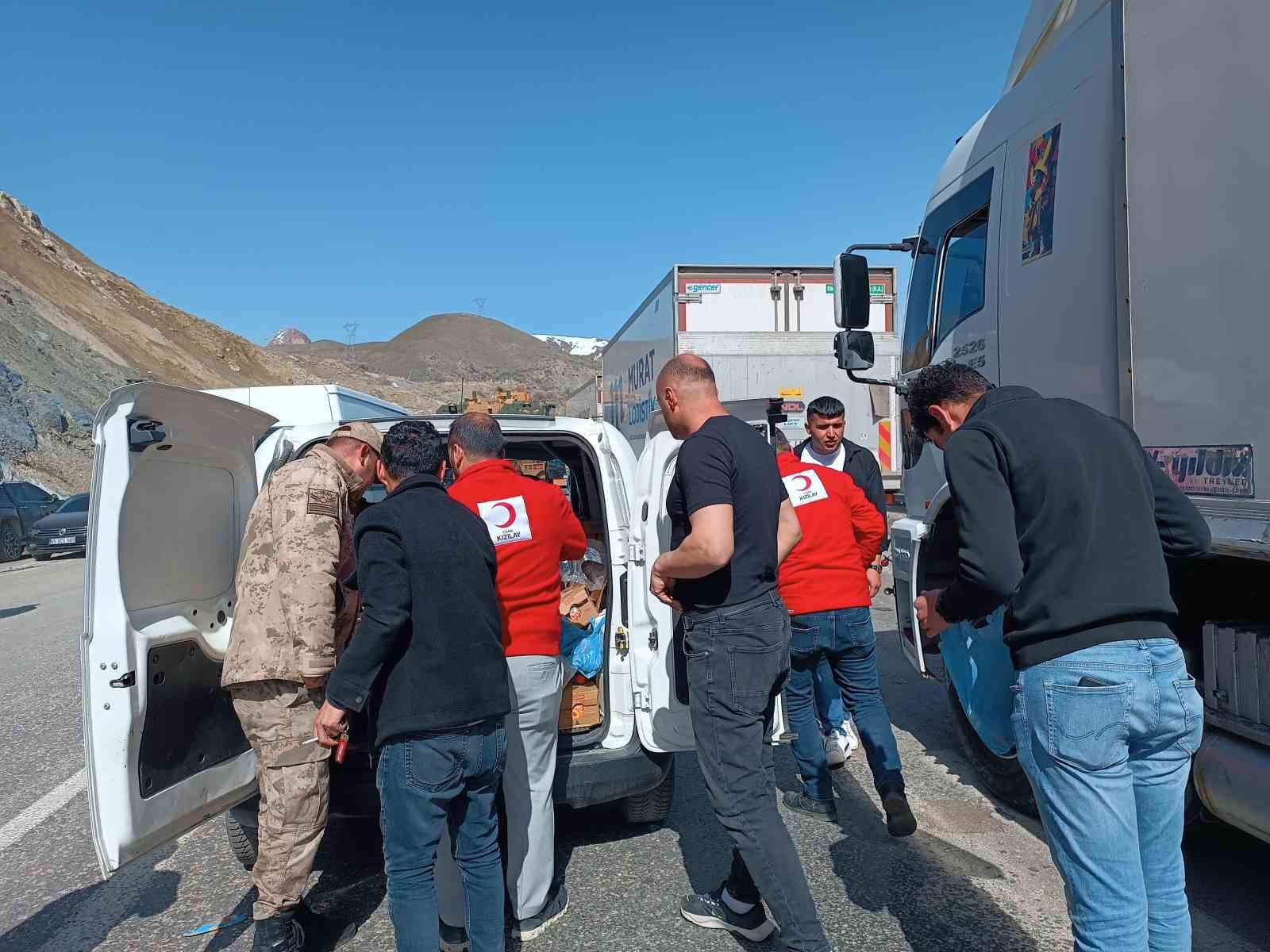 Kızılay’dan yolda kalanlara kumanya desteği
