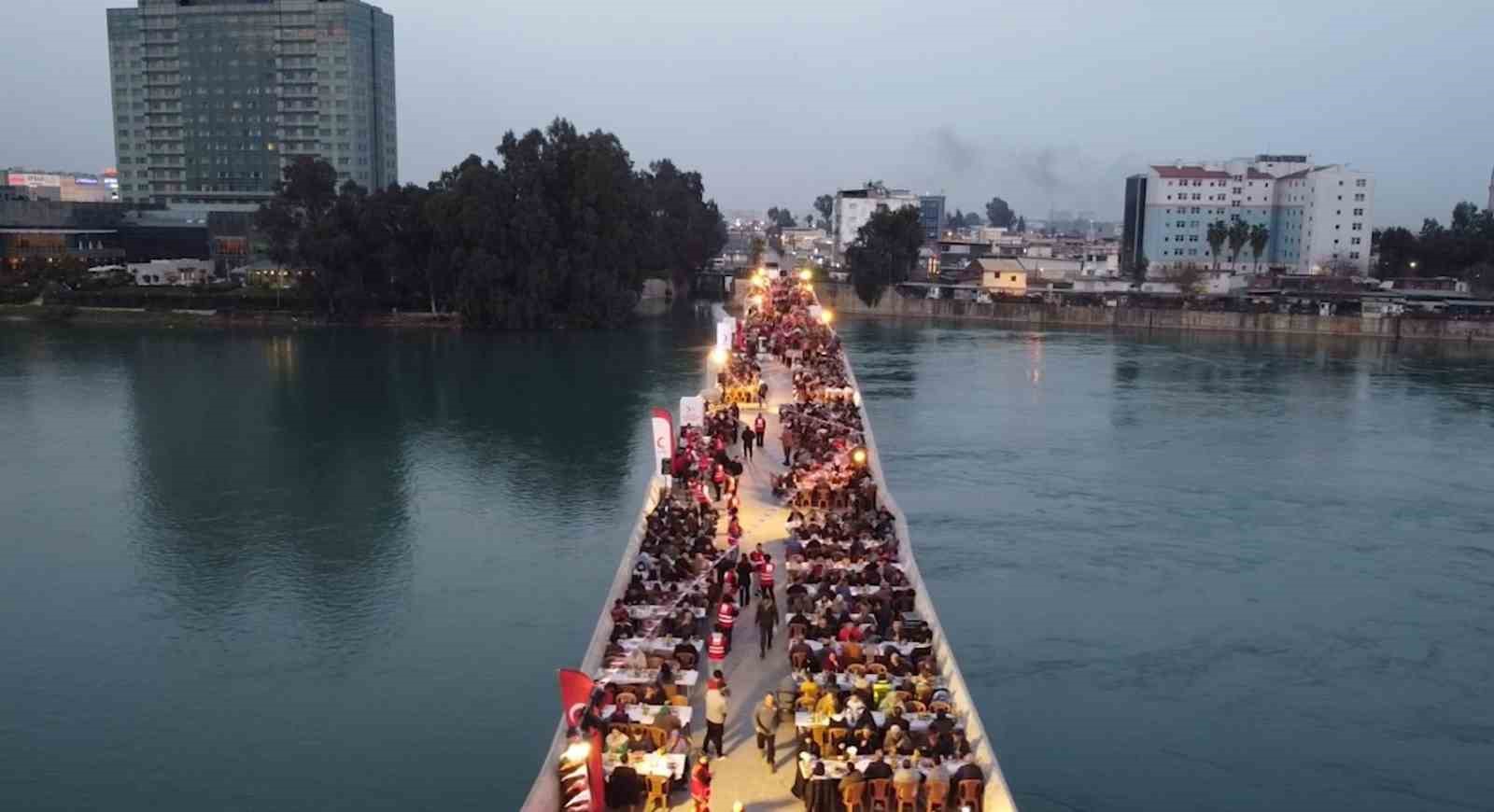 Kızılay’ın geleneksel Taşköprü iftarında binlerce kişi aynı sofrada buluştu
