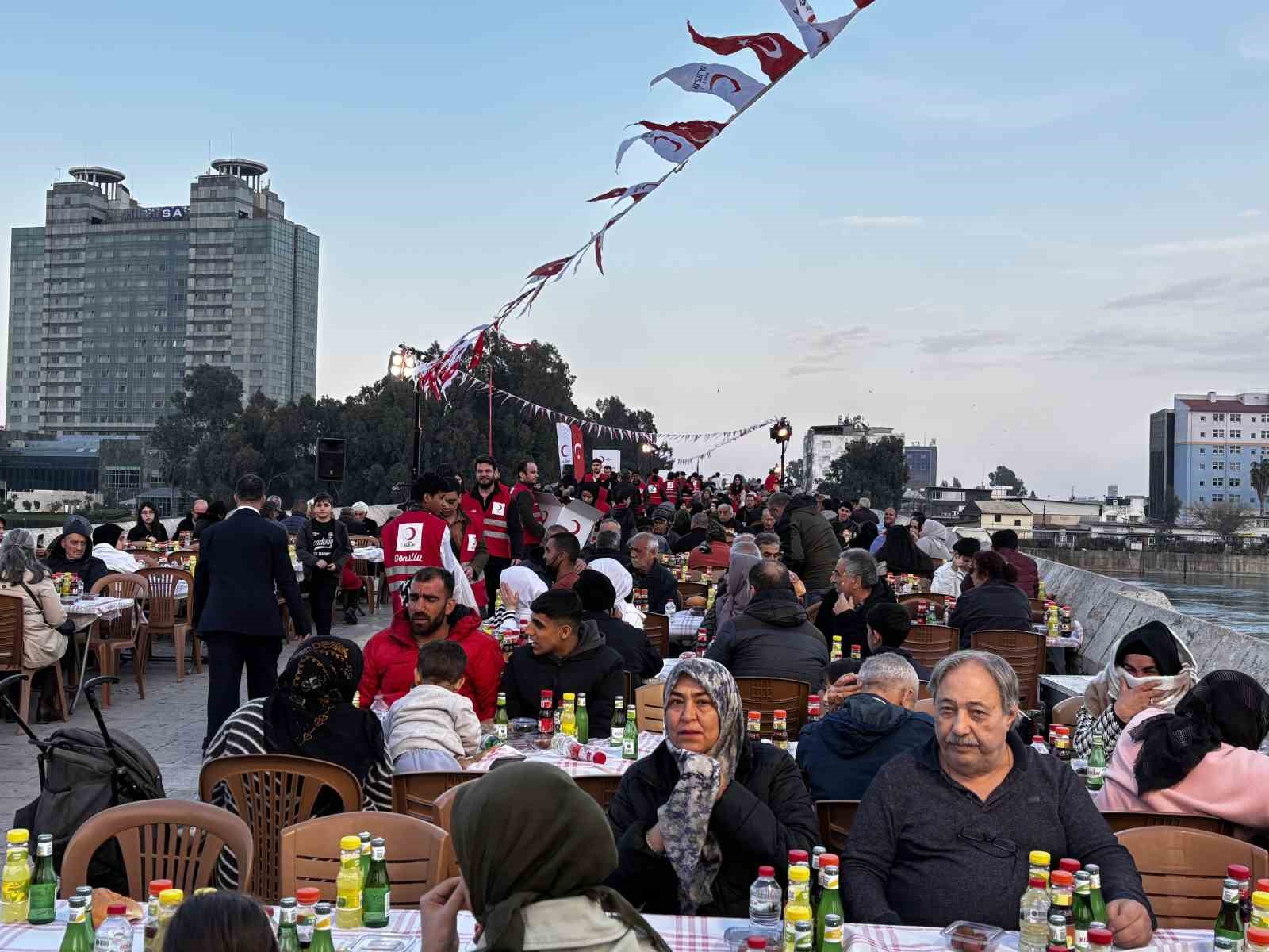 Kızılay’ın geleneksel Taşköprü iftarında binlerce kişi aynı sofrada buluştu
